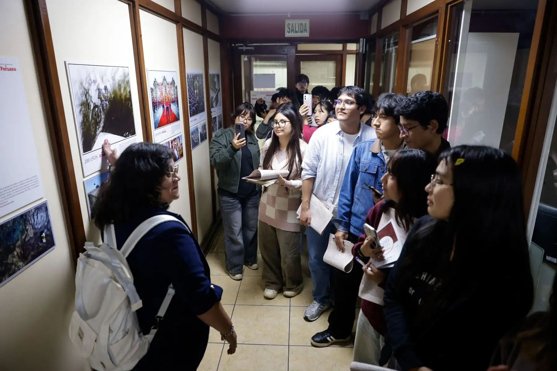 Estudiantes de la Universidad Villarreal, del tercer año de la Escuela Profesional de Ciencias de la Comunicación y del IV ciclo de la asignatura de Ética y Responsabilidad Social, visitaron las instalaciones de Editora Perú, acompañados por el profesor Javier Cabello y la profesora Gladis Olortegui, para participar en la iniciativa Vive Andina. Foto: ANDINA/Luis Iparraguirre.