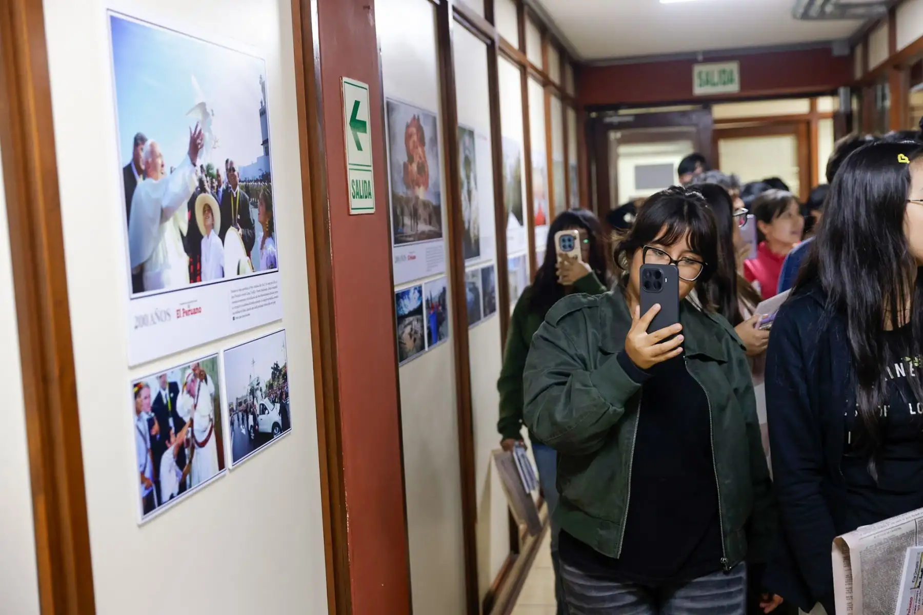 Estudiantes de la Universidad Villarreal, del tercer año de la Escuela Profesional de Ciencias de la Comunicación y del IV ciclo de la asignatura de Ética y Responsabilidad Social, visitaron las instalaciones de Editora Perú, acompañados por el profesor Javier Cabello y la profesora Gladis Olortegui, para participar en la iniciativa Vive Andina. Foto: ANDINA/Luis Iparraguirre.