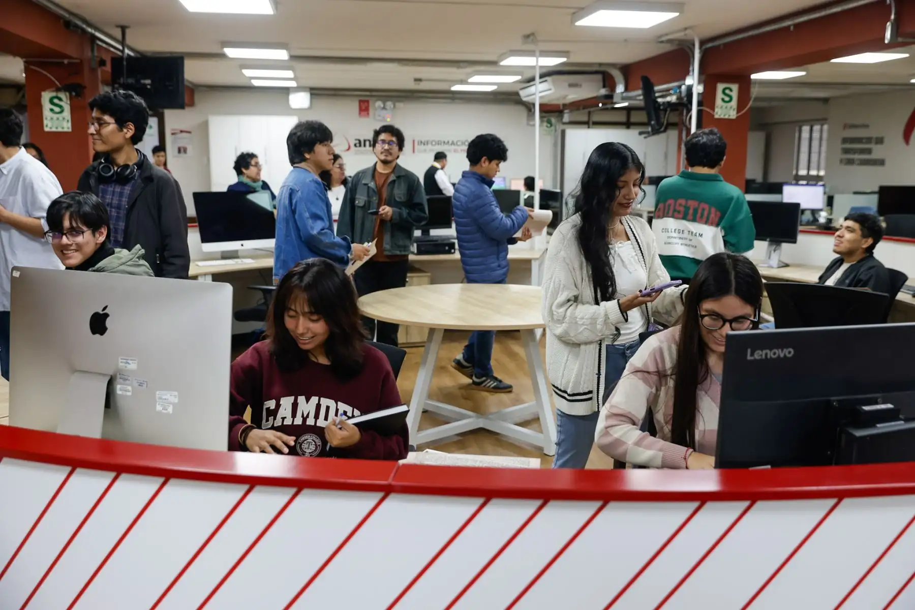 Estudiantes de la Universidad Villarreal, del tercer año de la Escuela Profesional de Ciencias de la Comunicación y del IV ciclo de la asignatura de Ética y Responsabilidad Social, visitaron las instalaciones de Editora Perú, acompañados por el profesor Javier Cabello y la profesora Gladis Olortegui, para participar en la iniciativa Vive Andina. Foto: ANDINA/Luis Iparraguirre.