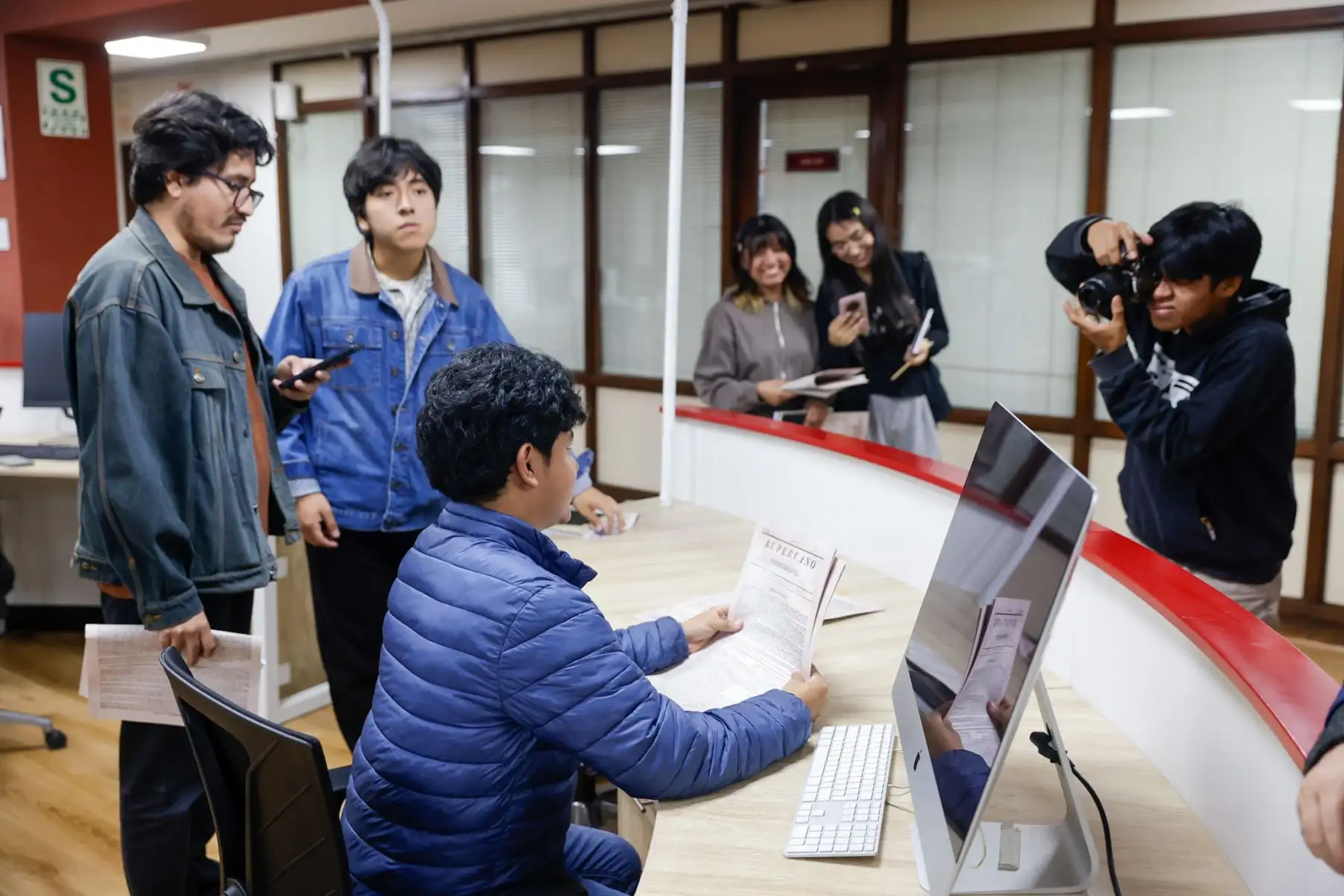 Estudiantes de la Universidad Villarreal, del tercer año de la Escuela Profesional de Ciencias de la Comunicación y del IV ciclo de la asignatura de Ética y Responsabilidad Social, visitaron las instalaciones de Editora Perú, acompañados por el profesor Javier Cabello y la profesora Gladis Olortegui, para participar en la iniciativa Vive Andina. Foto: ANDINA/Luis Iparraguirre.