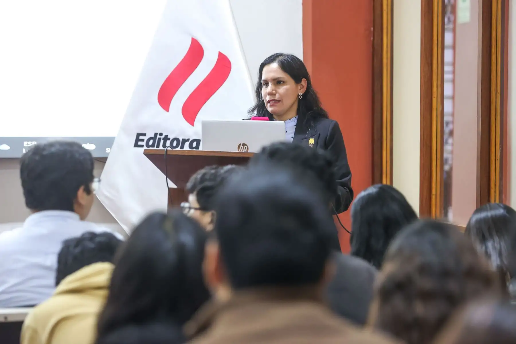 Estudiantes de la Universidad Villarreal, del tercer año de la Escuela Profesional de Ciencias de la Comunicación y del IV ciclo de la asignatura de Ética y Responsabilidad Social, visitaron las instalaciones de Editora Perú, acompañados por el profesor Javier Cabello y la profesora Gladis Olortegui, para participar en la iniciativa Vive Andina. Foto: ANDINA/Melina Mejía