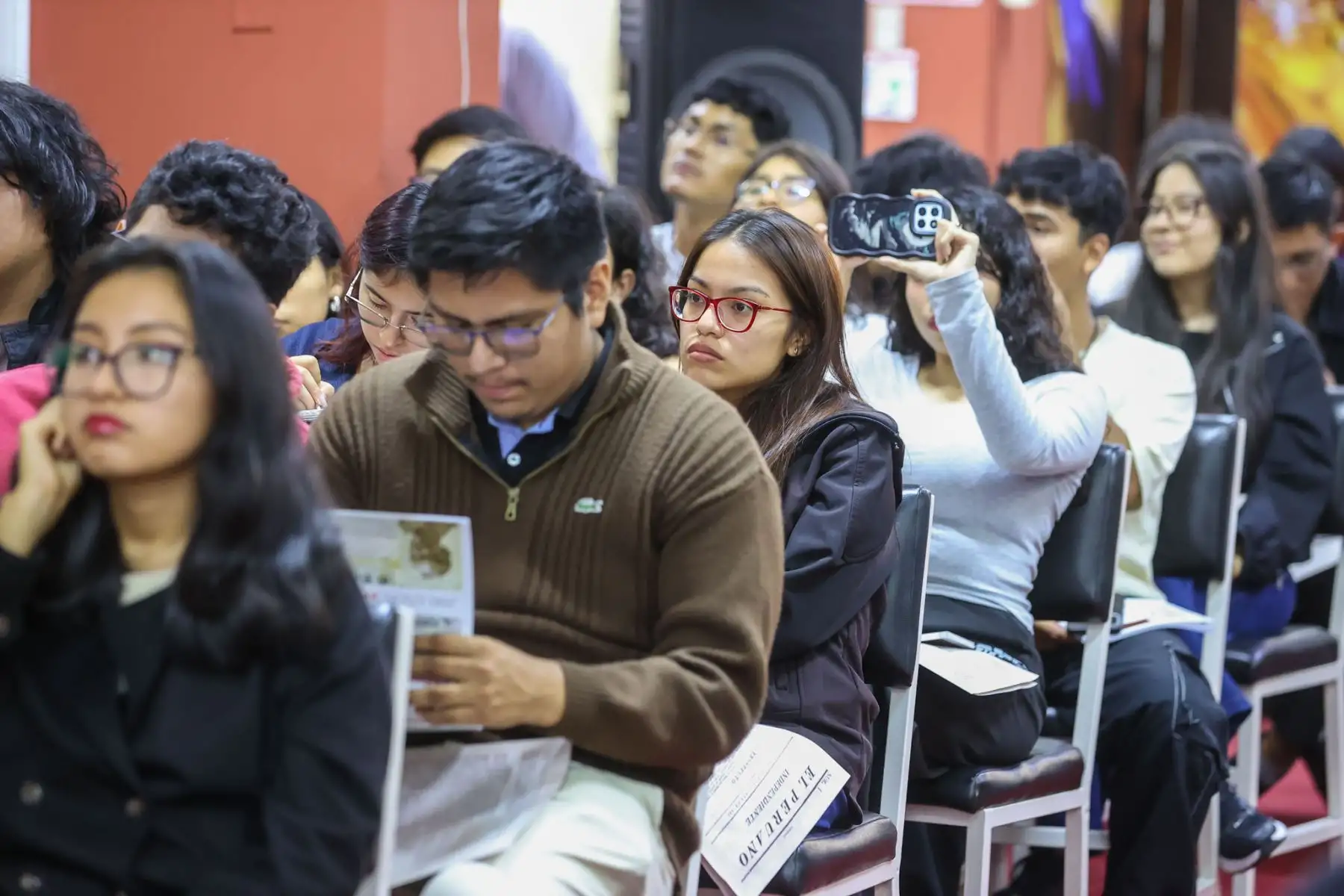 Estudiantes de la Universidad Villarreal, del tercer año de la Escuela Profesional de Ciencias de la Comunicación y del IV ciclo de la asignatura de Ética y Responsabilidad Social, visitaron las instalaciones de Editora Perú, acompañados por el profesor Javier Cabello y la profesora Gladis Olortegui, para participar en la iniciativa Vive Andina. Foto: ANDINA/Melina Mejía