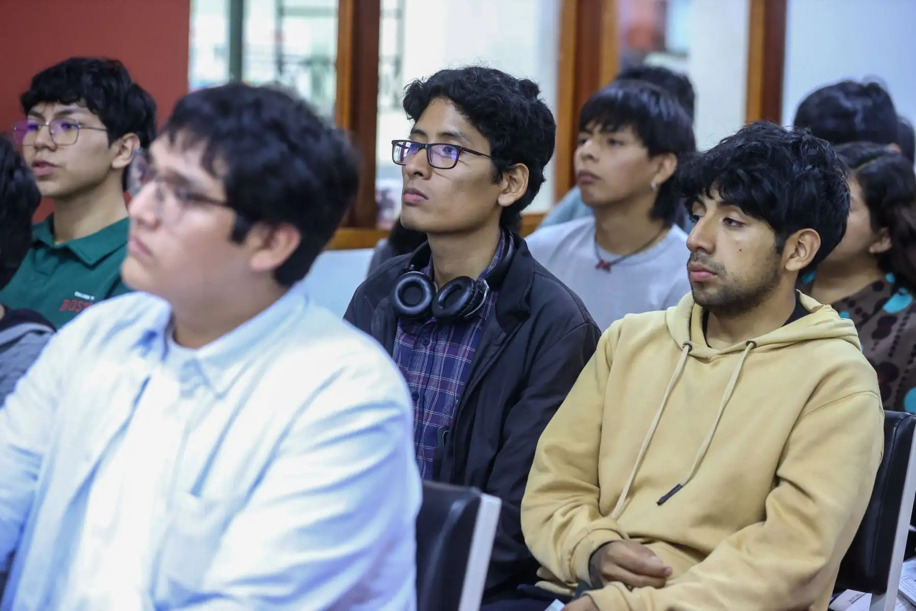 Estudiantes de la Universidad Villarreal, del tercer año de la Escuela Profesional de Ciencias de la Comunicación y del IV ciclo de la asignatura de Ética y Responsabilidad Social, visitaron las instalaciones de Editora Perú, acompañados por el profesor Javier Cabello y la profesora Gladis Olortegui, para participar en la iniciativa Vive Andina. Foto: ANDINA/Melina Mejía
