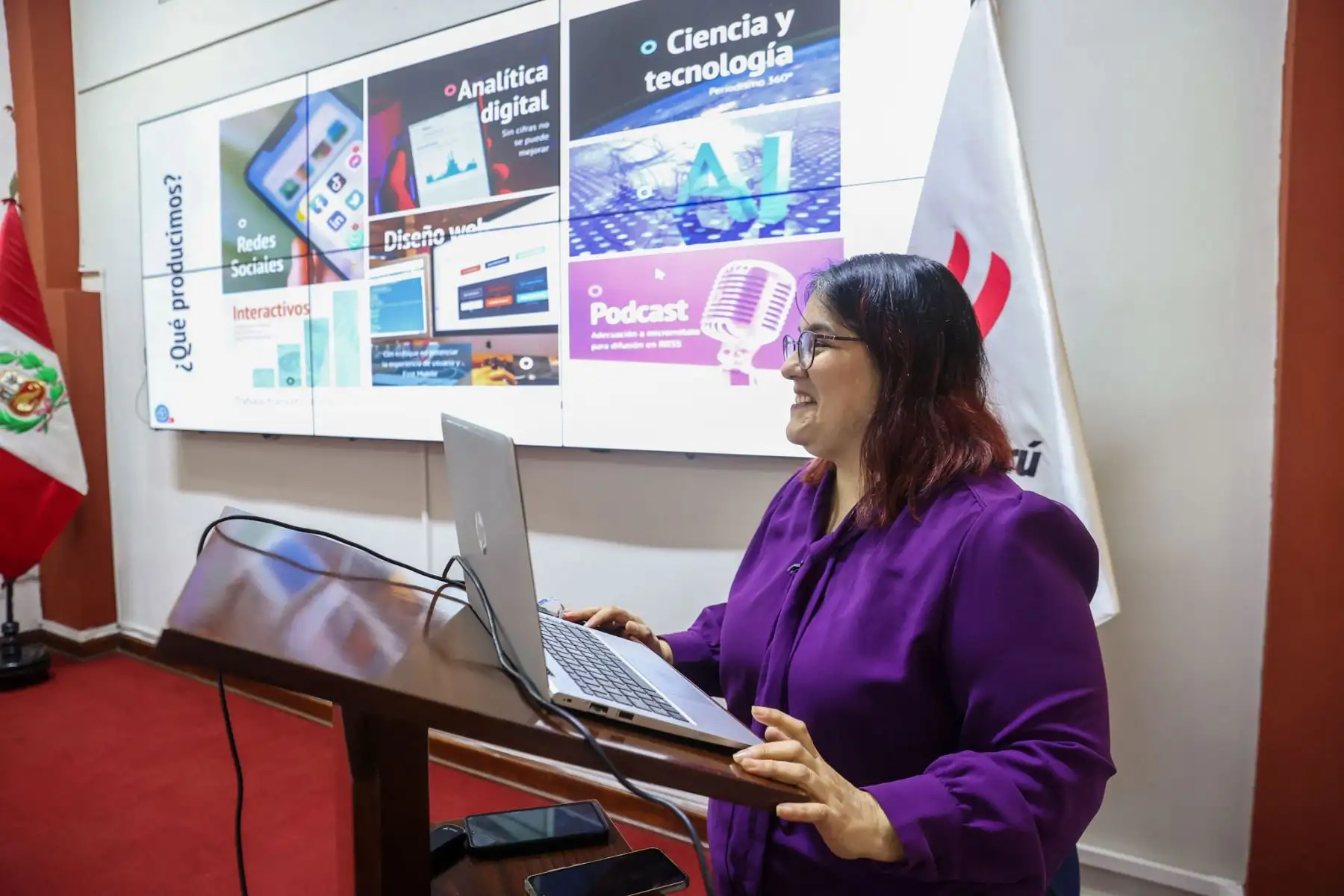 Estudiantes de la Universidad Villarreal, del tercer año de la Escuela Profesional de Ciencias de la Comunicación y del IV ciclo de la asignatura de Ética y Responsabilidad Social, visitaron las instalaciones de Editora Perú, acompañados por el profesor Javier Cabello y la profesora Gladis Olortegui, para participar en la iniciativa Vive Andina. Foto: ANDINA/Melina Mejía