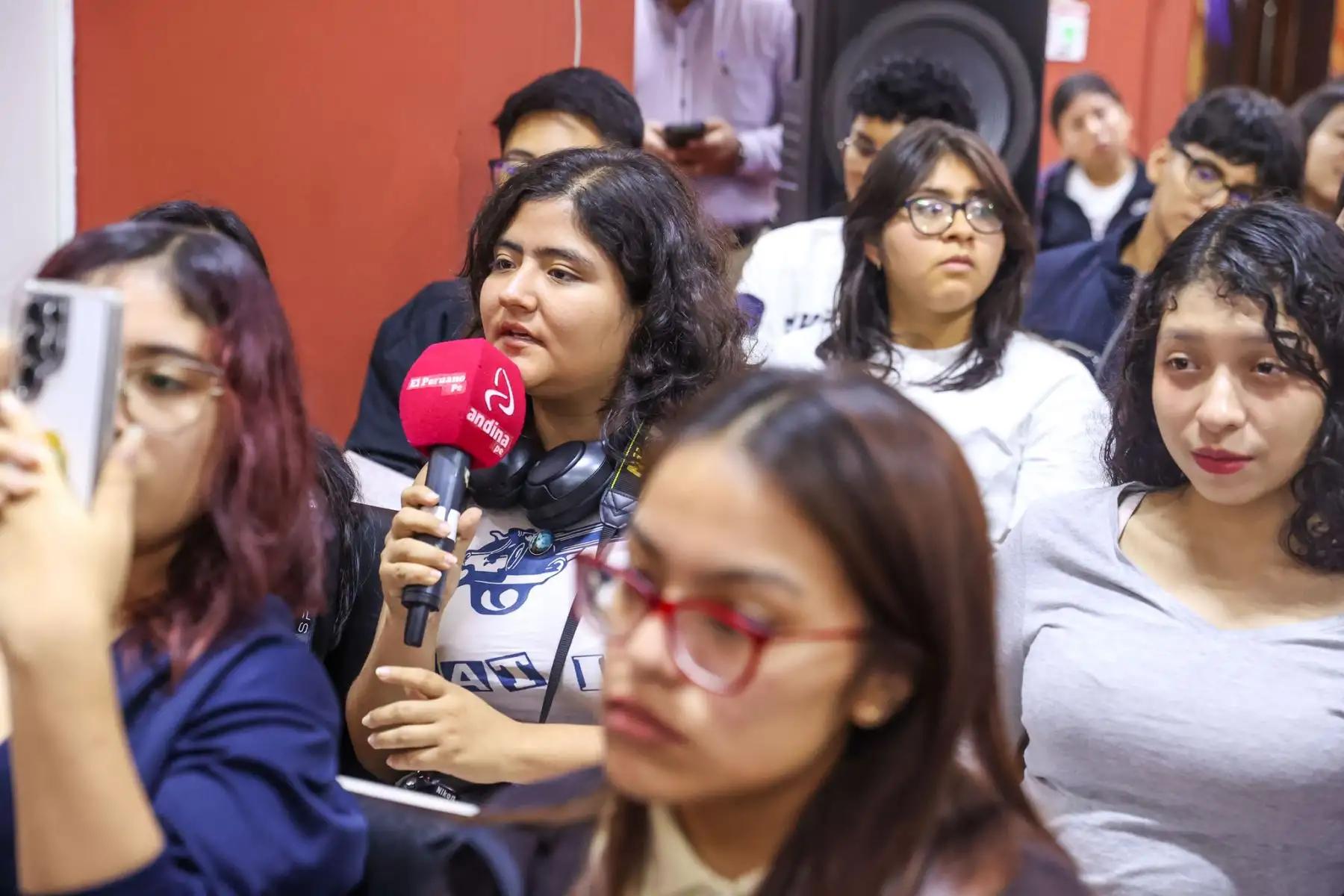 Estudiantes de la Universidad Villarreal, del tercer año de la Escuela Profesional de Ciencias de la Comunicación y del IV ciclo de la asignatura de Ética y Responsabilidad Social, visitaron las instalaciones de Editora Perú, acompañados por el profesor Javier Cabello y la profesora Gladis Olortegui, para participar en la iniciativa Vive Andina. Foto: ANDINA/Melina Mejía