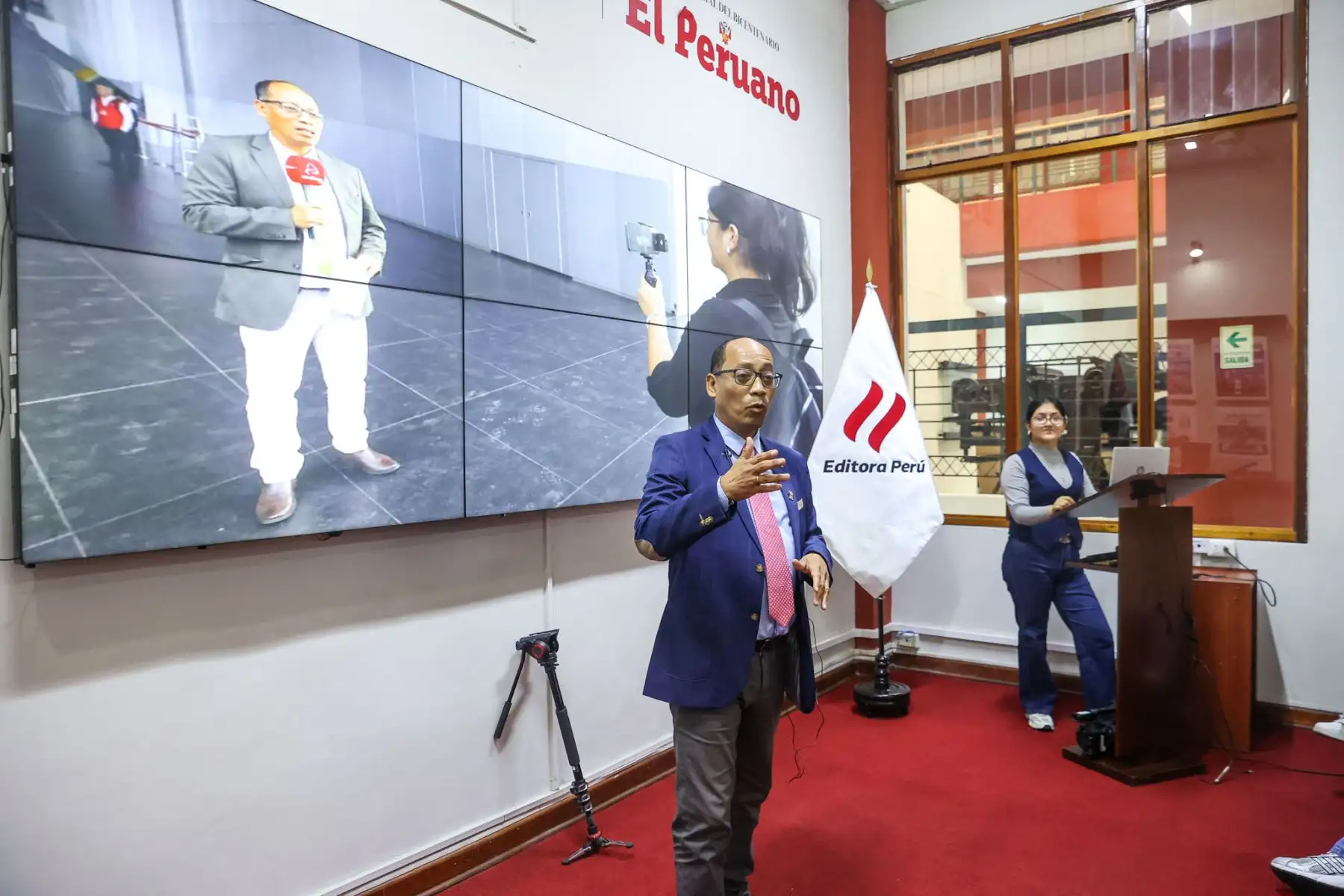 Estudiantes de la Universidad Villarreal, del tercer año de la Escuela Profesional de Ciencias de la Comunicación y del IV ciclo de la asignatura de Ética y Responsabilidad Social, visitaron las instalaciones de Editora Perú, acompañados por el profesor Javier Cabello y la profesora Gladis Olortegui, para participar en la iniciativa Vive Andina. Foto: ANDINA/Melina Mejía