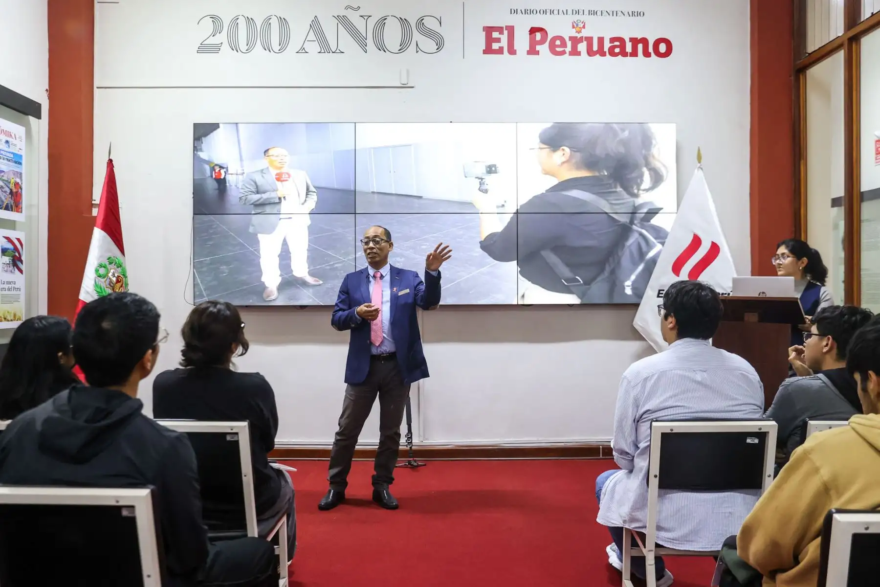 Estudiantes de la Universidad Villarreal, del tercer año de la Escuela Profesional de Ciencias de la Comunicación y del IV ciclo de la asignatura de Ética y Responsabilidad Social, visitaron las instalaciones de Editora Perú, acompañados por el profesor Javier Cabello y la profesora Gladis Olortegui, para participar en la iniciativa Vive Andina. Foto: ANDINA/Melina Mejía