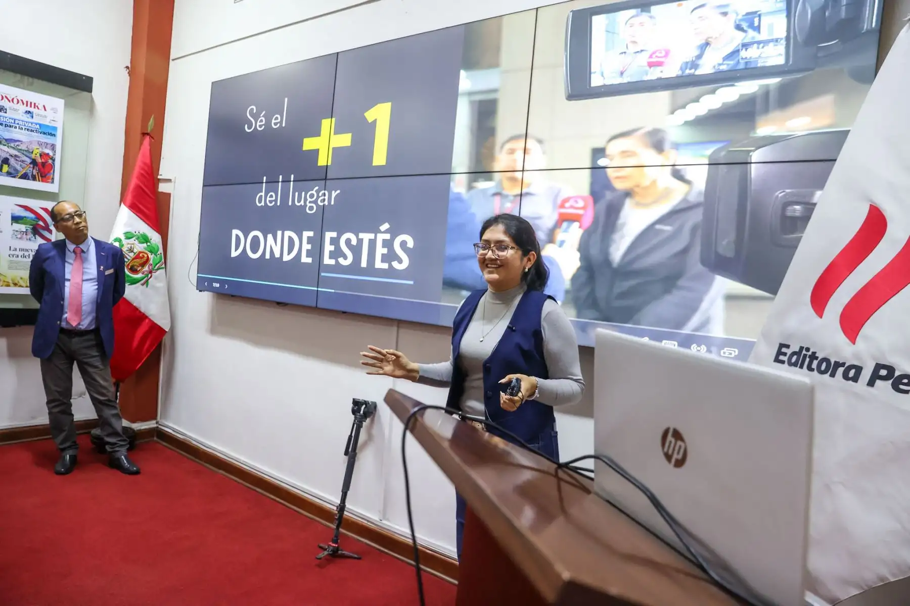 Estudiantes de la Universidad Villarreal, del tercer año de la Escuela Profesional de Ciencias de la Comunicación y del IV ciclo de la asignatura de Ética y Responsabilidad Social, visitaron las instalaciones de Editora Perú, acompañados por el profesor Javier Cabello y la profesora Gladis Olortegui, para participar en la iniciativa Vive Andina. Foto: ANDINA/Melina Mejía