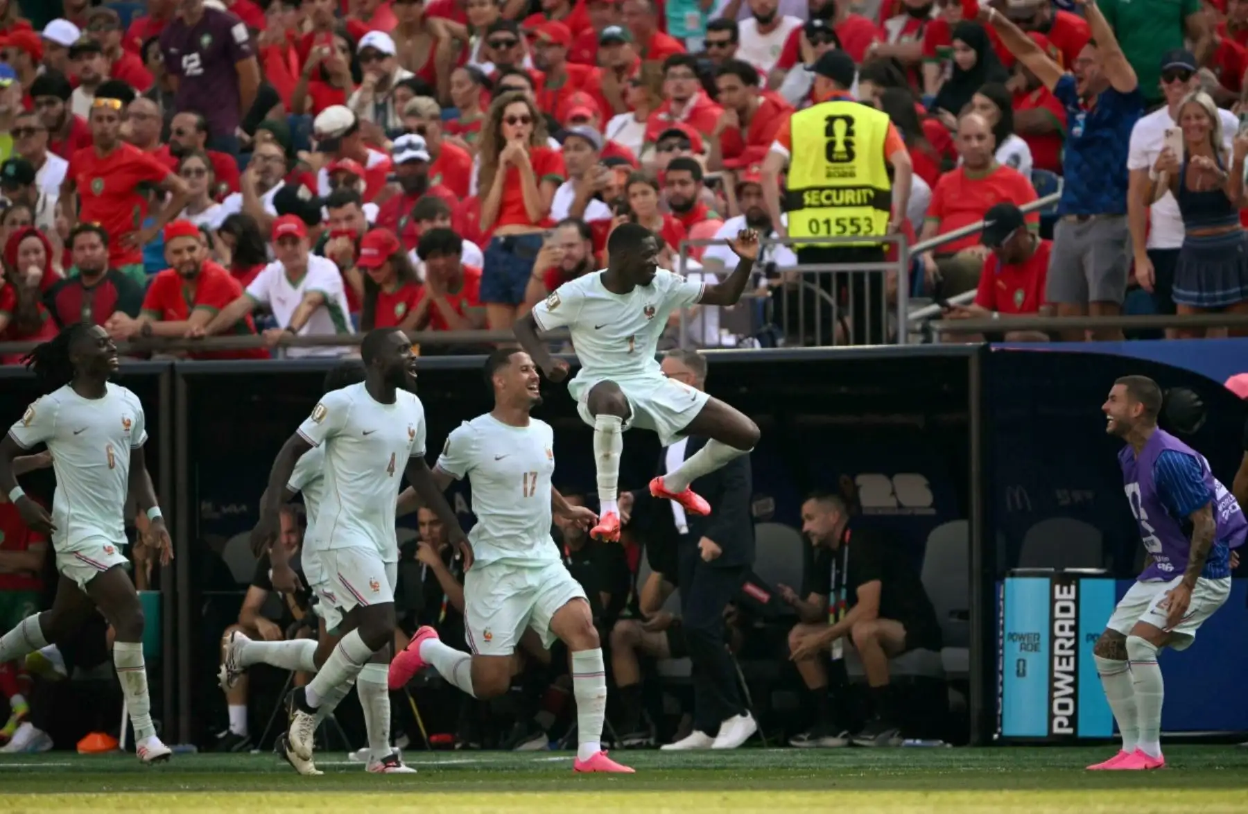 Francia clasificó a la semifinal del Mundial 2026 tras vencer 2-0 a Marruecos en Foxborough, con goles de Kylian Mbappé y Ousmane Dembélé. El equipo galo buscará el martes en Dallas el pase a la final ante España o Bélgica, mientras Mbappé alcanzó ocho tantos en el certamen. Foto: ANDINA/AFP.