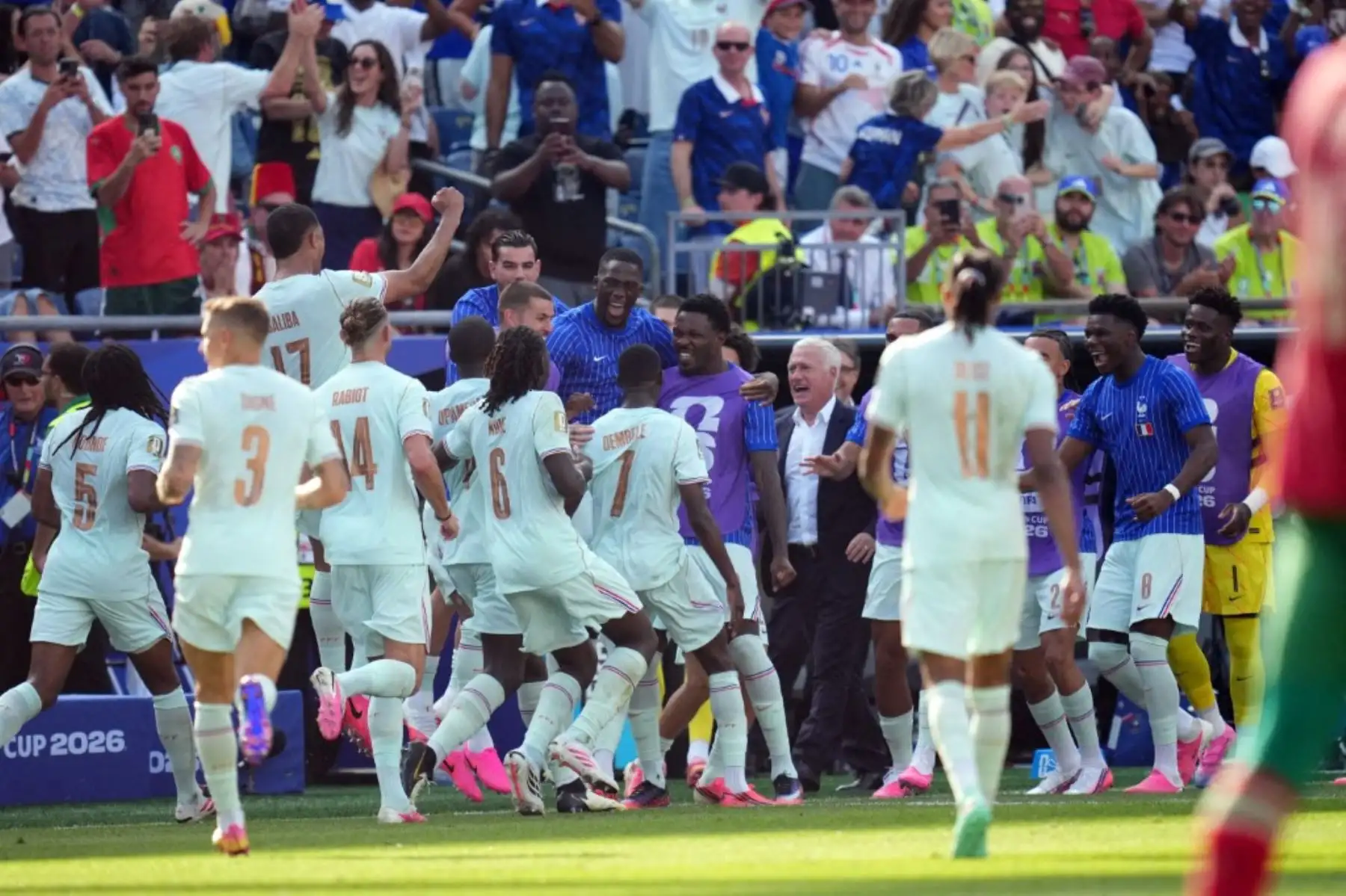 Francia clasificó a la semifinal del Mundial 2026 tras vencer 2-0 a Marruecos en Foxborough, con goles de Kylian Mbappé y Ousmane Dembélé. El equipo galo buscará el martes en Dallas el pase a la final ante España o Bélgica, mientras Mbappé alcanzó ocho tantos en el certamen. Foto: ANDINA/AFP.