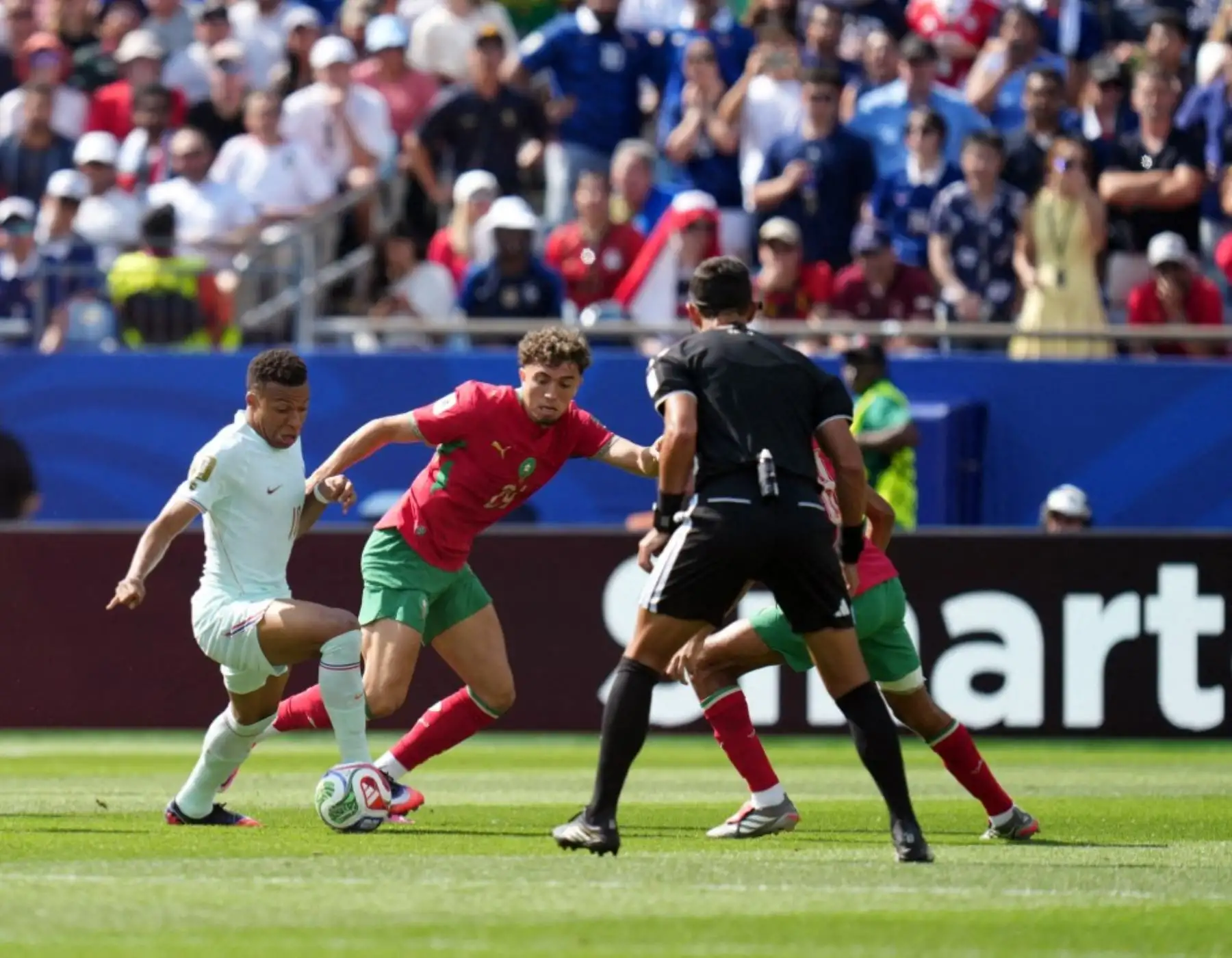 Francia clasificó a la semifinal del Mundial 2026 tras vencer 2-0 a Marruecos en Foxborough, con goles de Kylian Mbappé y Ousmane Dembélé. El equipo galo buscará el martes en Dallas el pase a la final ante España o Bélgica, mientras Mbappé alcanzó ocho tantos en el certamen. Foto: ANDINA/AFP.