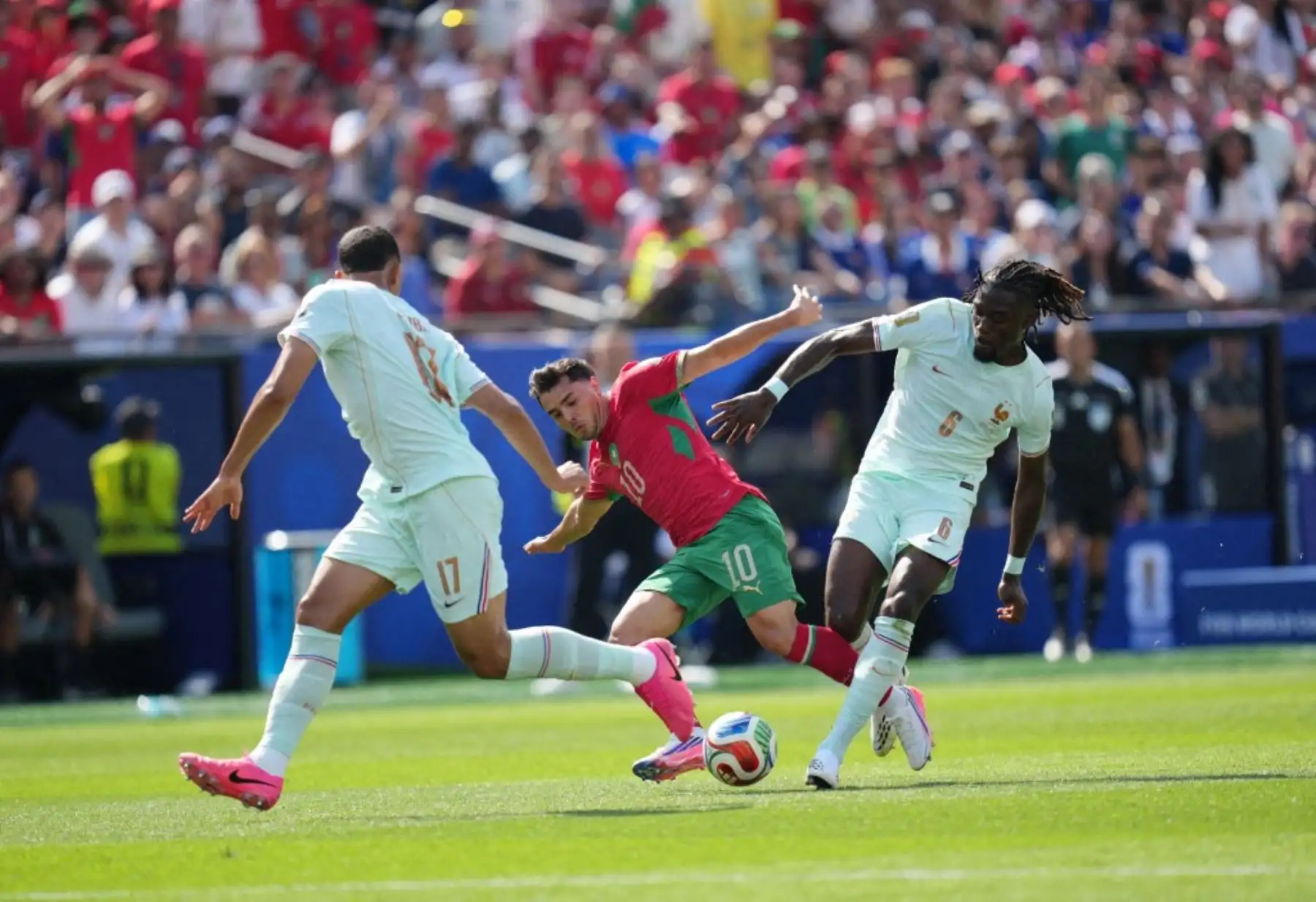 Francia clasificó a la semifinal del Mundial 2026 tras vencer 2-0 a Marruecos en Foxborough, con goles de Kylian Mbappé y Ousmane Dembélé. El equipo galo buscará el martes en Dallas el pase a la final ante España o Bélgica, mientras Mbappé alcanzó ocho tantos en el certamen. Foto: ANDINA/AFP.