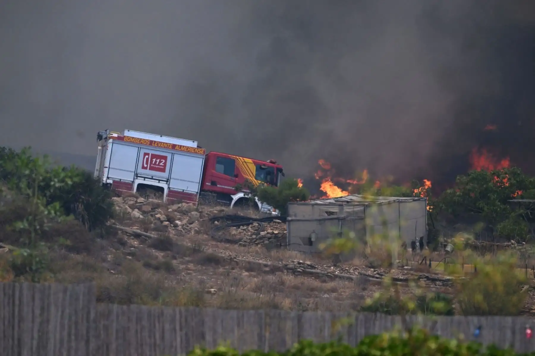 Doce personas murieron y 19 están desaparecidas después de que un incendio forestal arrasara un pueblo español; cuatro de las víctimas, que podrían ser británicas, murieron calcinadas en su coche, según informaron las autoridades. Foto: AFP