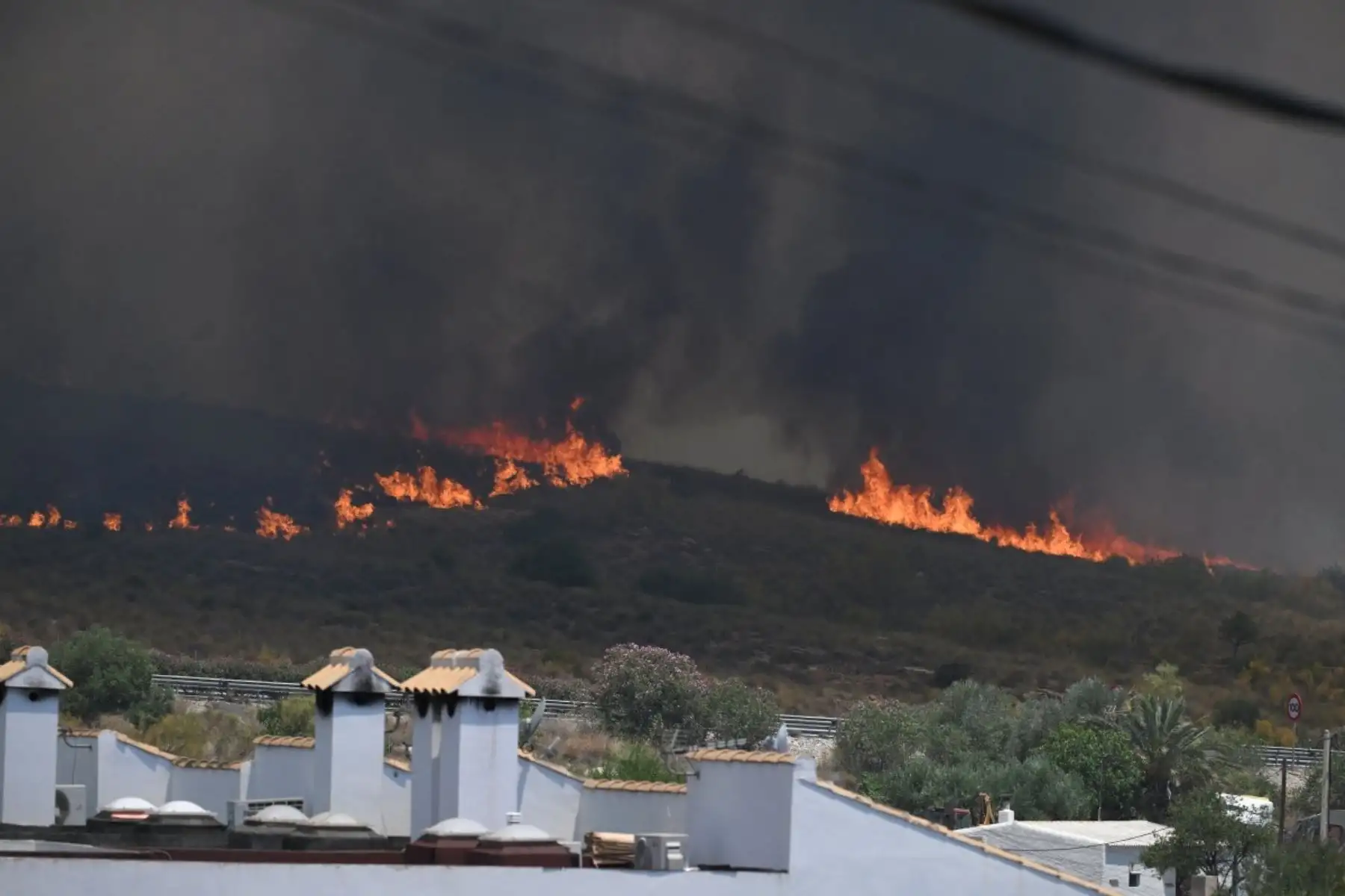 Reyes de España guardan un minuto de silencio por víctimas del incendio