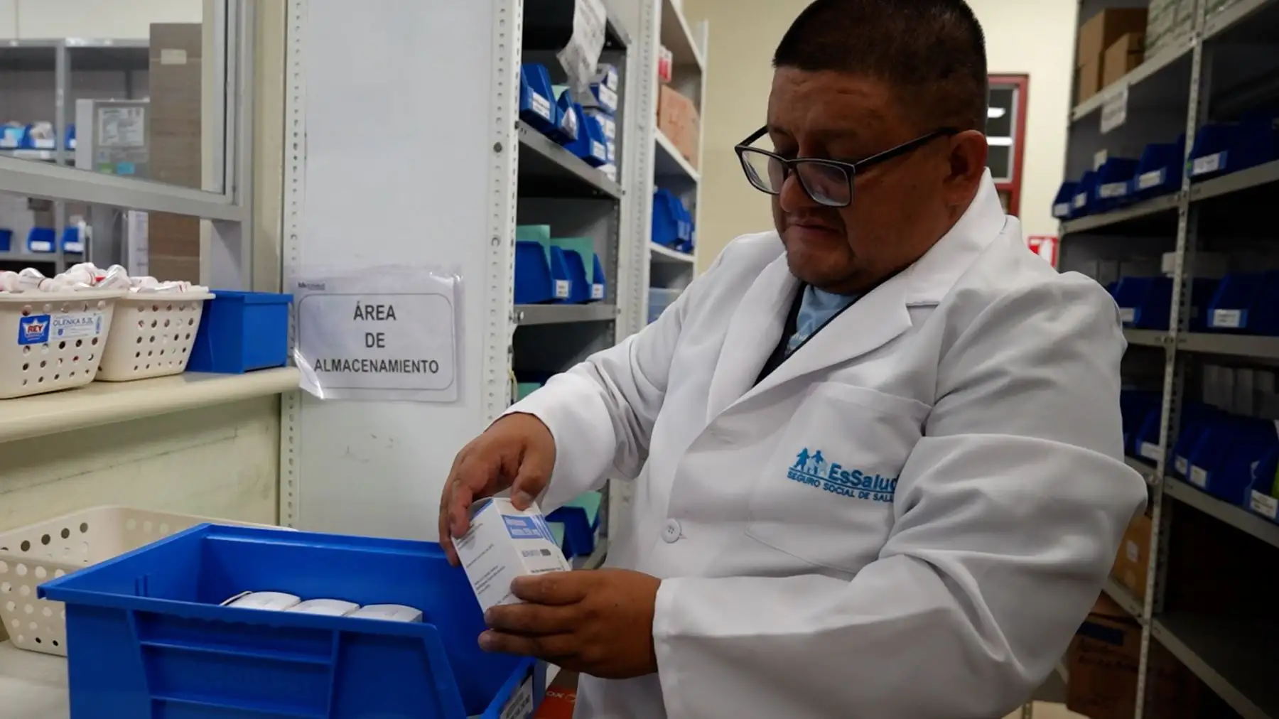 Además de medicamentos, el servicio garantiza la dispensación de dispositivos y material médico indispensables para cirugías, procedimientos especializados y tratamientos integrales. Foto: ANDINA/Difusión.