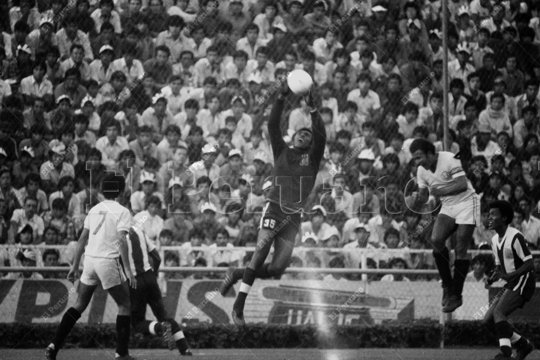 Lima - 8 mayo 1977 / El arquero José Gonzales Ganoza descuelga un centro ante arremetida de Fernando Cuéllar. Alianza Lima derrotó 2-1 a Universitario de Deportes en el clásico del fútbol peruano por el Torneo Regional Metropolitano. Foto: Archivo Histórico de El Peruano