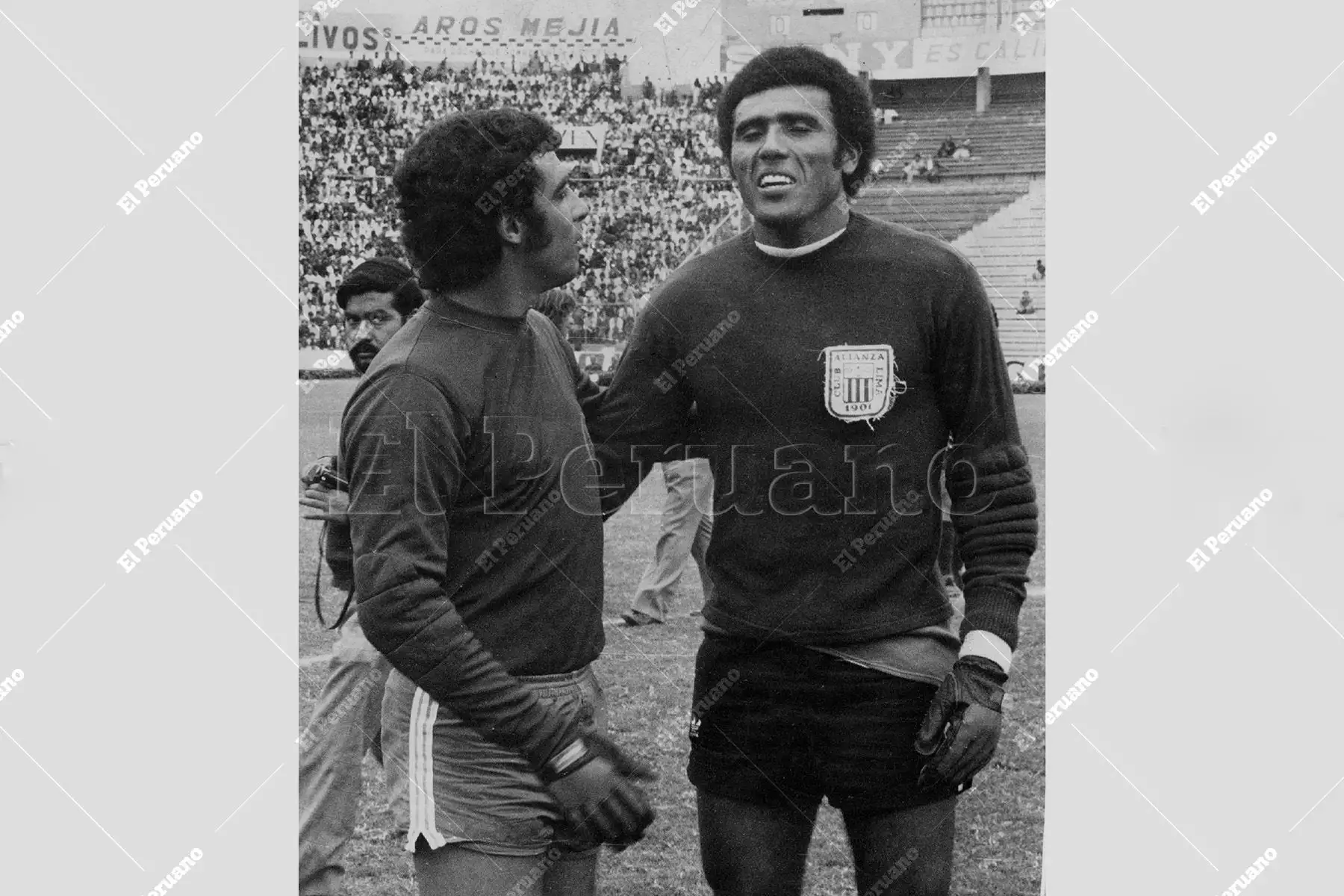 Lima - 6 noviembre 1977 / Humberto Horacio Ballesteros, del Sport Boys, y José Gonzales Ganoza, de Alianza Lima, se saludan antes del partido entre chalacos y victorianos en Matute. Foto: Archivo Histórico de El Peruano