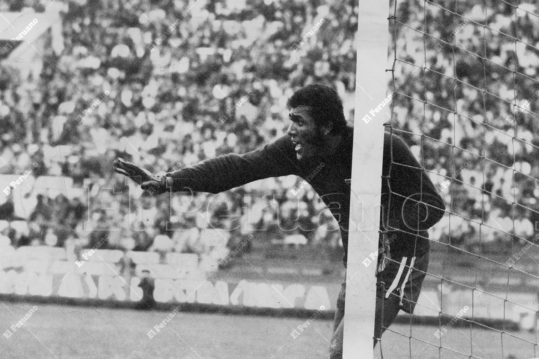Lima - 12 setiembre 1976 / El arquero José "Caico" Gonzales Ganoza dirige a su barrera durante el partido internacional amistoso entre Alianza Lima y la selección de Estados Unidos. Foto: Archivo Histórico de El Peruano / Norman Córdova