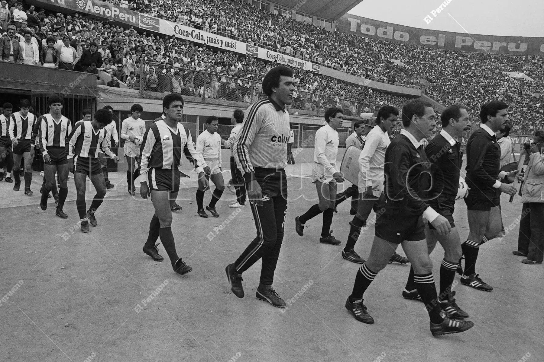 Lima - 1 noviembre 1987 / Comandado por su capitán José Gonzales Ganoza, Alianza Lima sale al campo del Estadio Nacional para enfrentar a su clásico rival  Universitario de Deportes. Foto: Archivo Histórico de El Peruano / Rómulo Luján