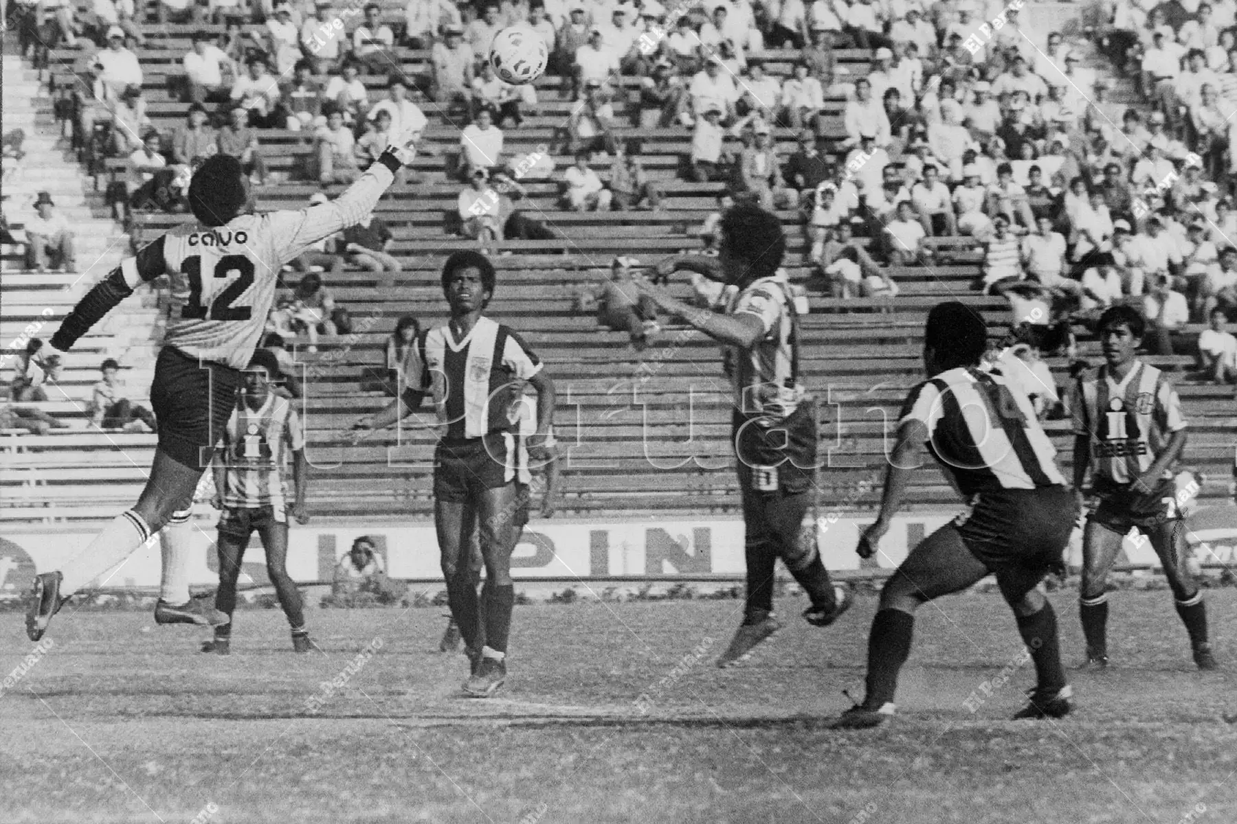 Lima - 8 noviembre 1987 / En espectacular salida el portero de Alianza Lima, José "Caíco" Gonzales Ganoza, corta el avance del Unión Huaral en partido por el Torneo Dscentralizado. Foto: Archivo Histórico de El Peruano