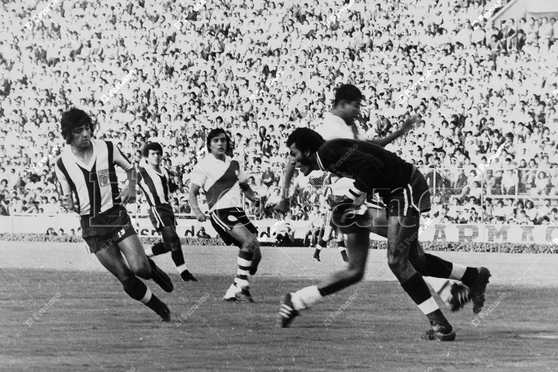 Lima - 20 junio 1976 / El arquero de Alianza Lima, José Gonzales Ganoza, controla el balón ante la arremetida de un atacante del Deportivo Municipal durante un partido por el Torneo Descentralizado. Foto: Archivo Histórico de El Peruano / Raúl Sagástegui