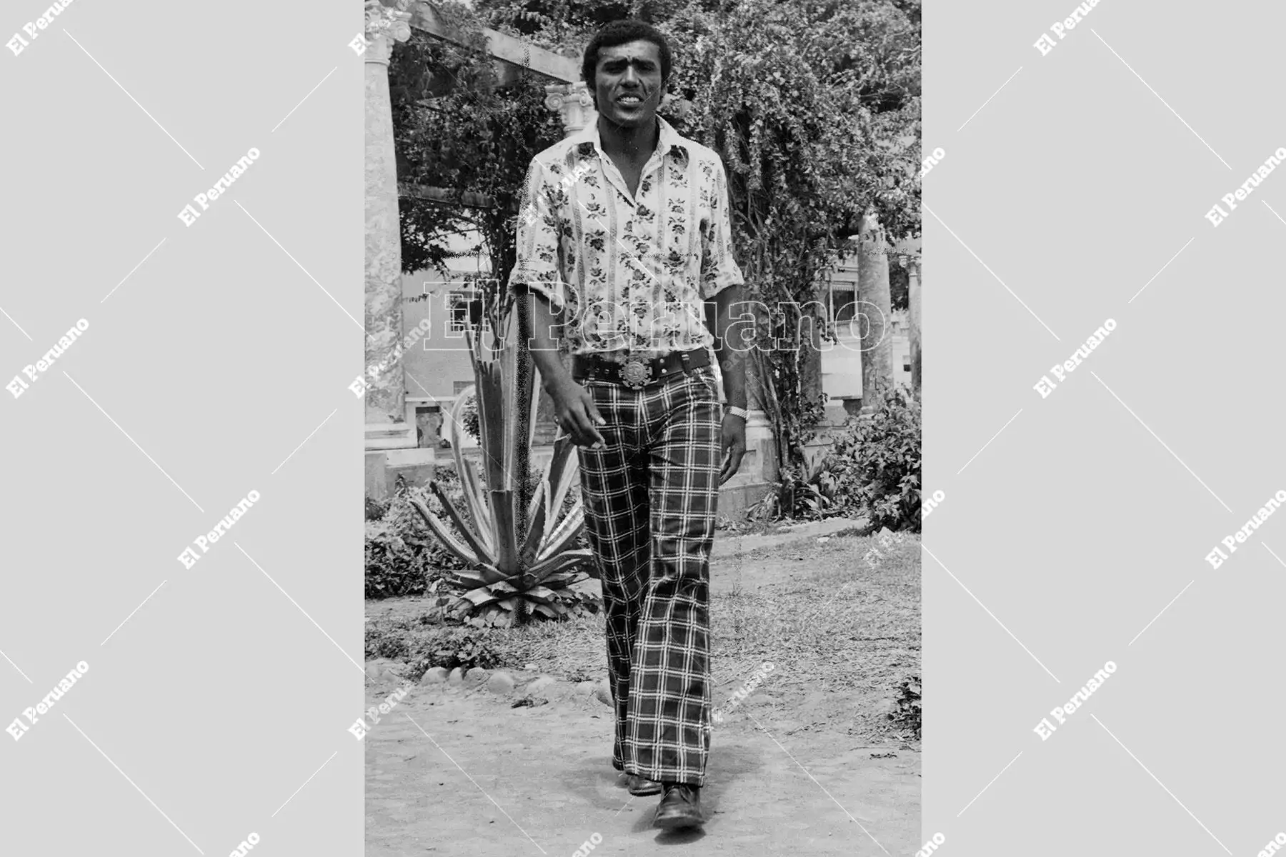 Lima - 20 abril 1974 / Vistiendo a la moda, el arquero de Alianza Lima, José "Caíco" Gonzales Ganoza, le concedió una entrevista al diario La Crónica. Foto: Archivo Histórico de El Peruano