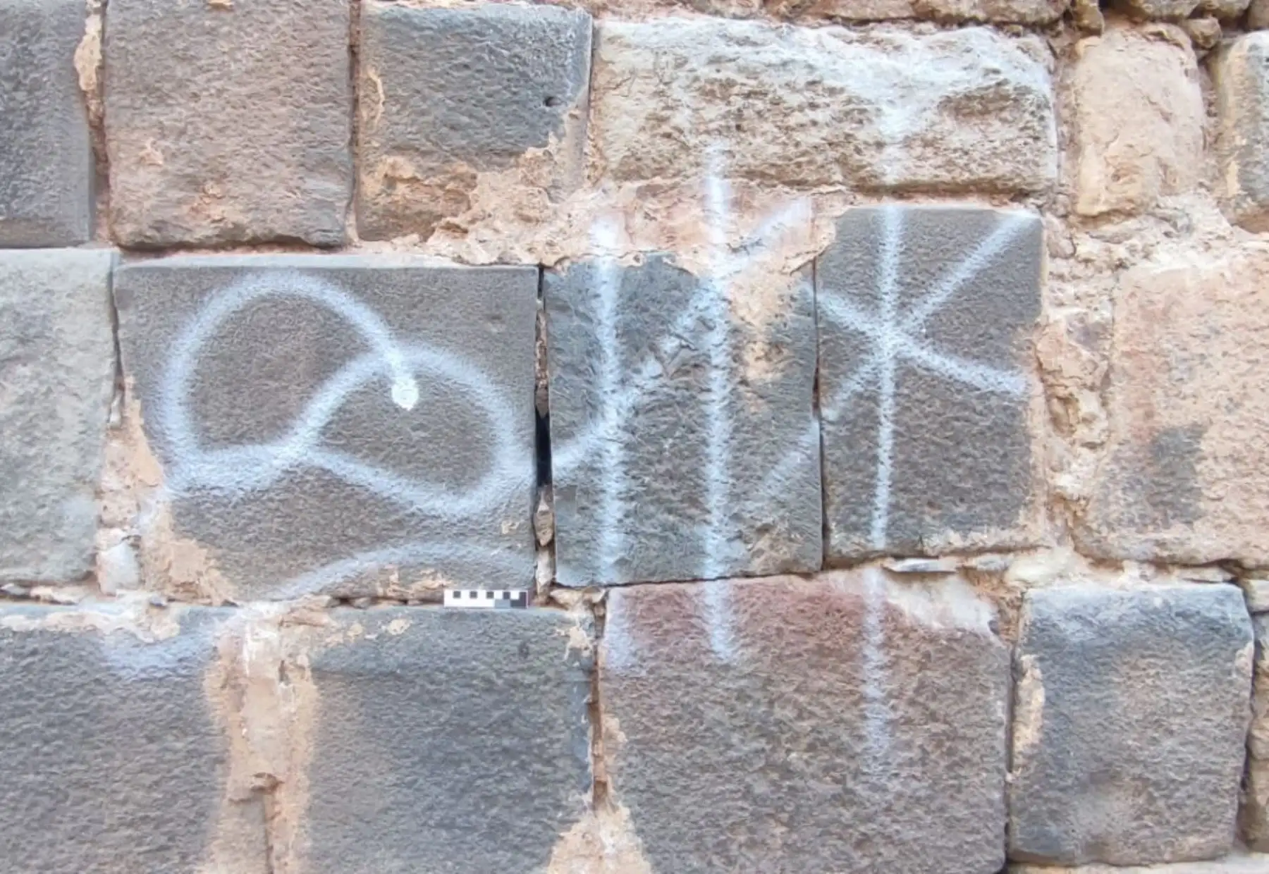 Atentado cultural en Cusco: realizan pintas con aerosol en muros inca del pasaje Loreto