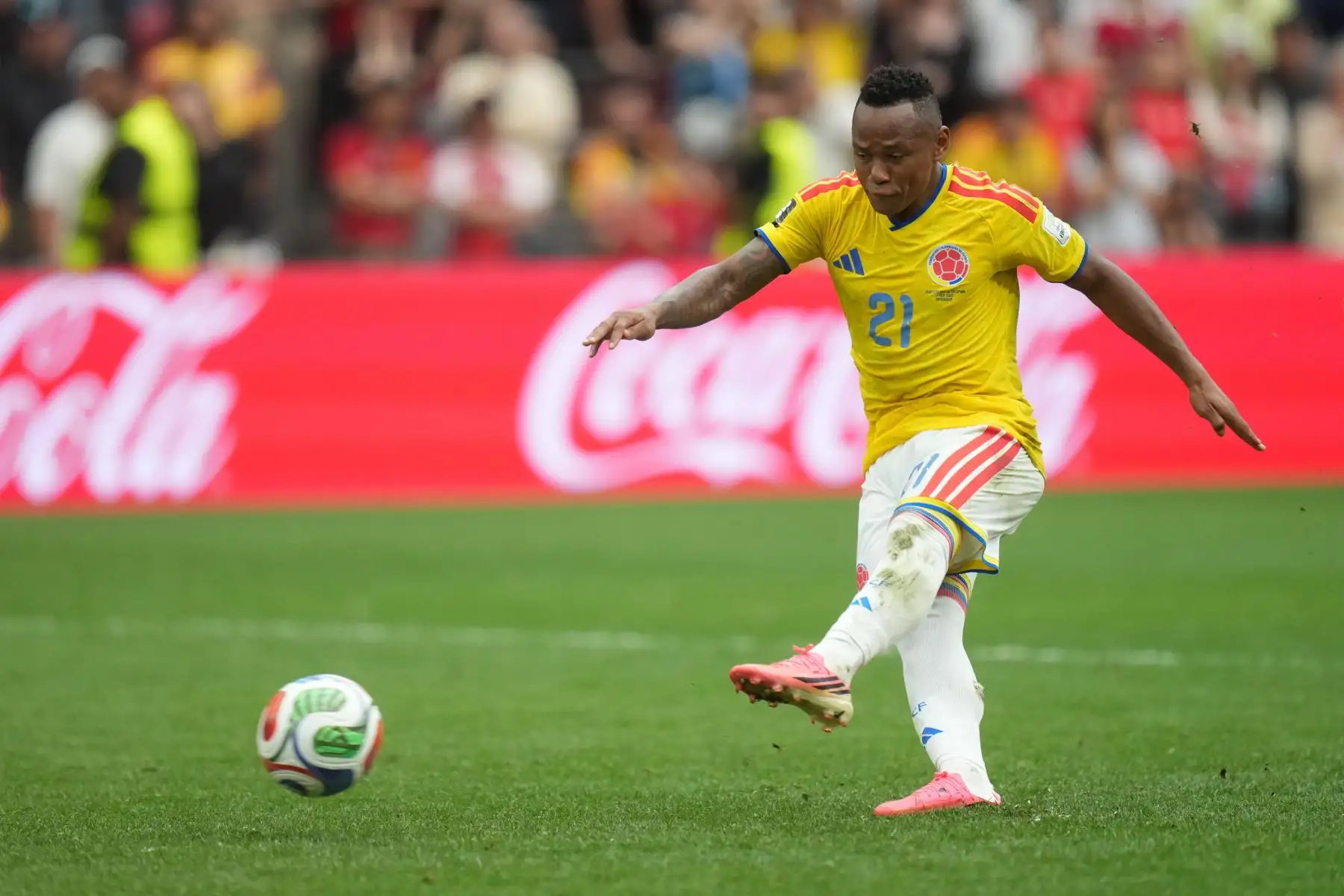 Colombia rechaza amenazas contra la vida de Campaz, quien falló un gol ante Suiza