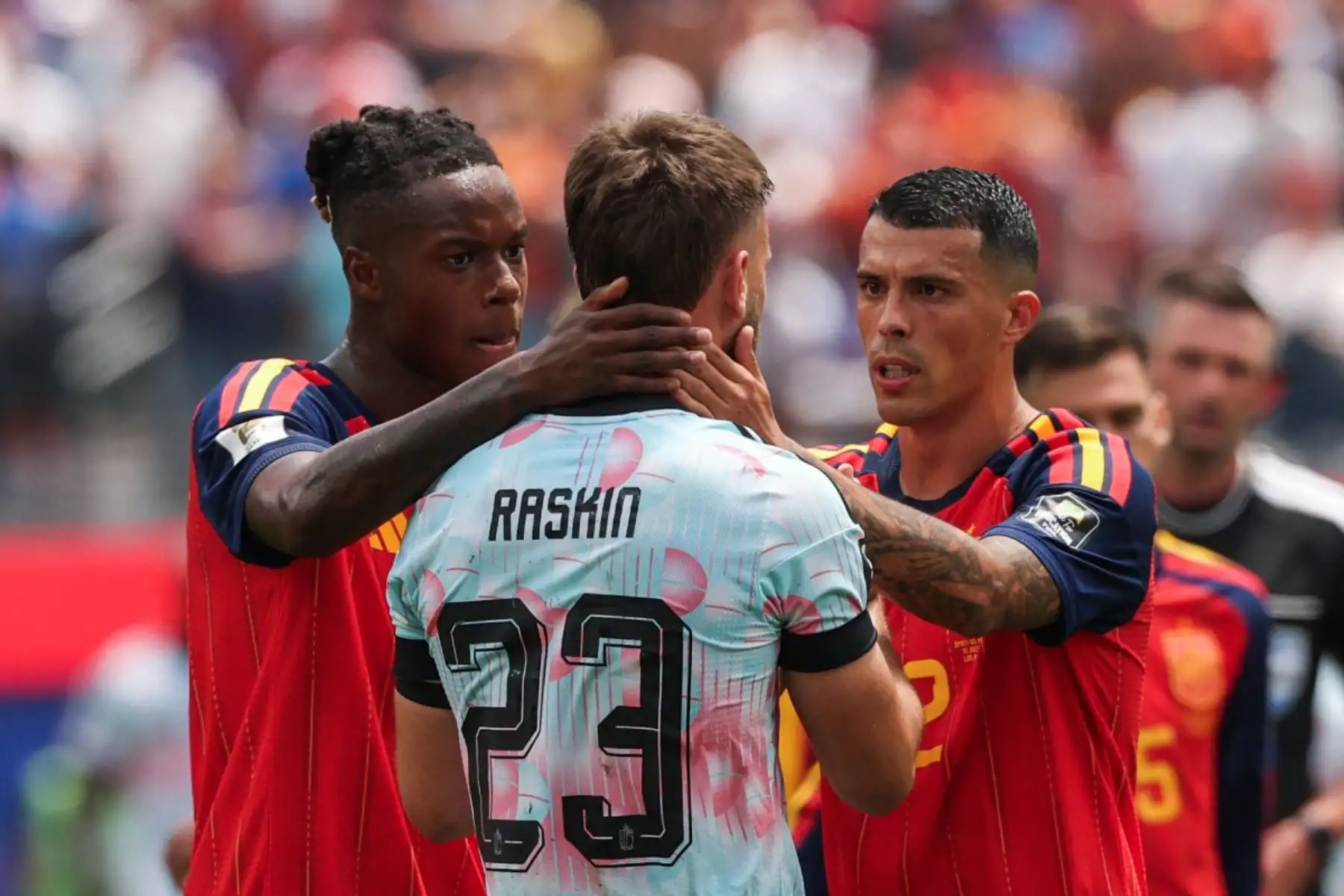 El delantero español Nico Williams (número 17) y el defensa Pedro Porro (número 12) conversan con el centrocampista belga Nicolas Raskin (número 23) tras el partido de cuartos de final del Mundial de Fútbol de 2026 entre España y Bélgica en el Estadio de Los Ángeles en Inglewood, el 10 de julio de 2026. (Foto de ETIENNE LAURENT / AFP)