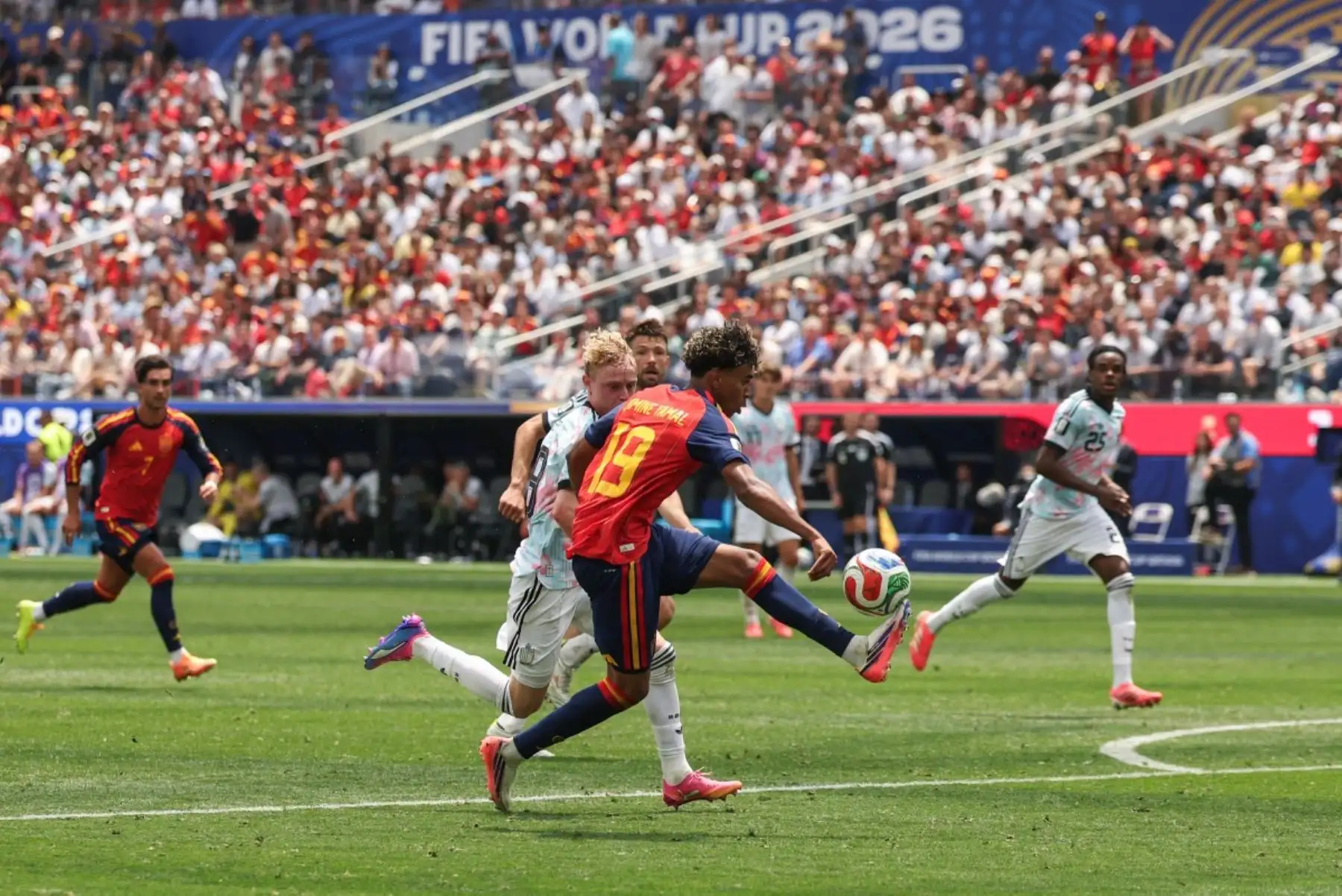 El delantero español Lamine Yamal (derecha), número 19 del ranking, controla el balón ante el defensa belga Joaquín Seys (izquierda), número 18 del ranking, durante el partido de cuartos de final del Mundial de Fútbol de 2026 entre España y Bélgica, disputado en el estadio de Los Ángeles en Inglewood el 10 de julio de 2026. (Foto de ETIENNE LAURENT / AFP)