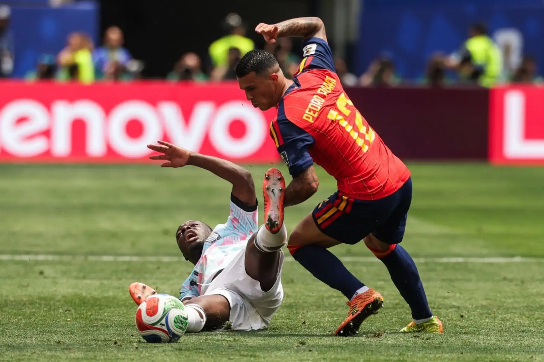 El delantero belga Jeremy Doku (número 11) y el defensa español Pedro Porro (número 12) luchan por el balón durante el partido de cuartos de final del Mundial de Fútbol de 2026 entre España y Bélgica en el Estadio de Los Ángeles en Inglewood, el 10 de julio de 2026. (Foto de ETIENNE LAURENT / AFP)
