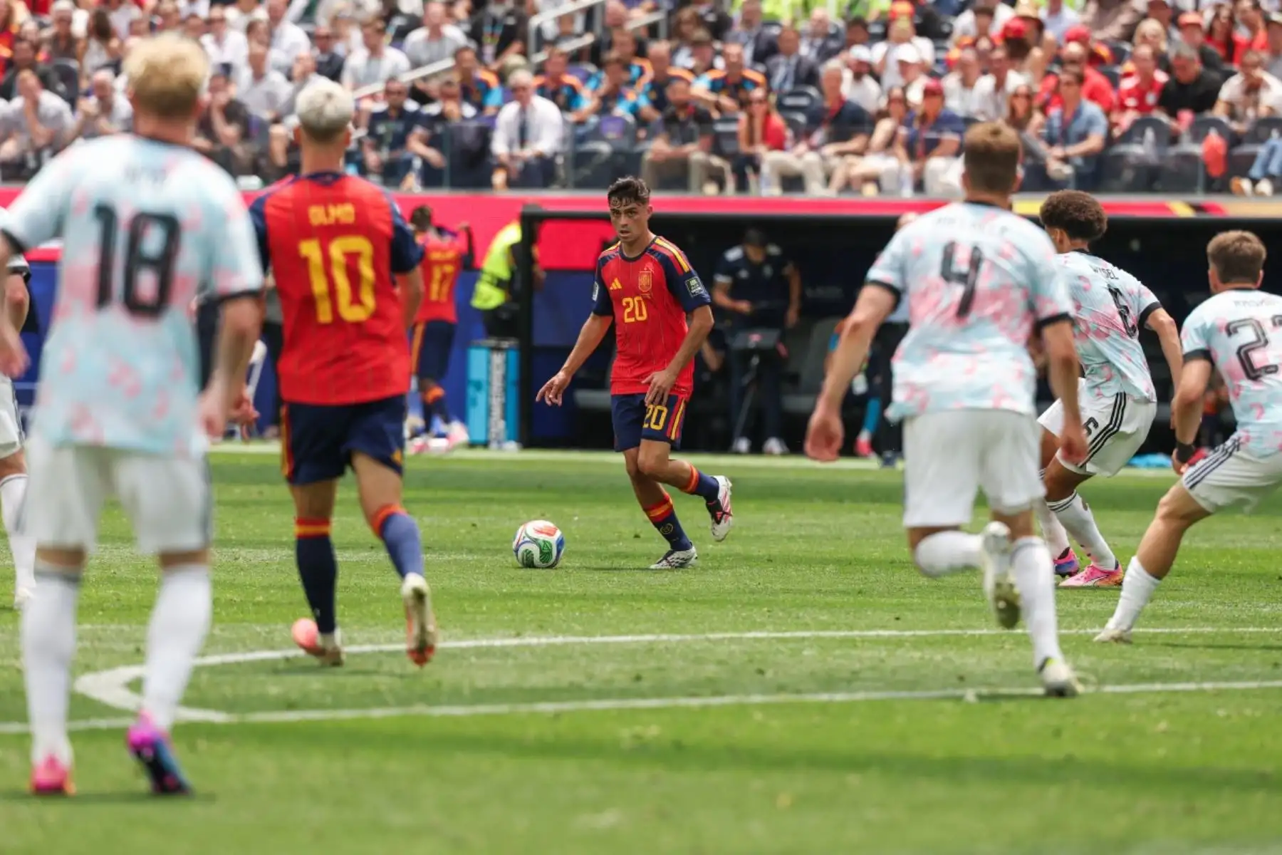 El centrocampista español Pedri, número 20, controla el balón durante el partido de cuartos de final del Mundial de Fútbol de 2026 entre España y Bélgica en el estadio de Los Ángeles en Inglewood, el 10 de julio de 2026. (Foto de ETIENNE LAURENT / AFP)