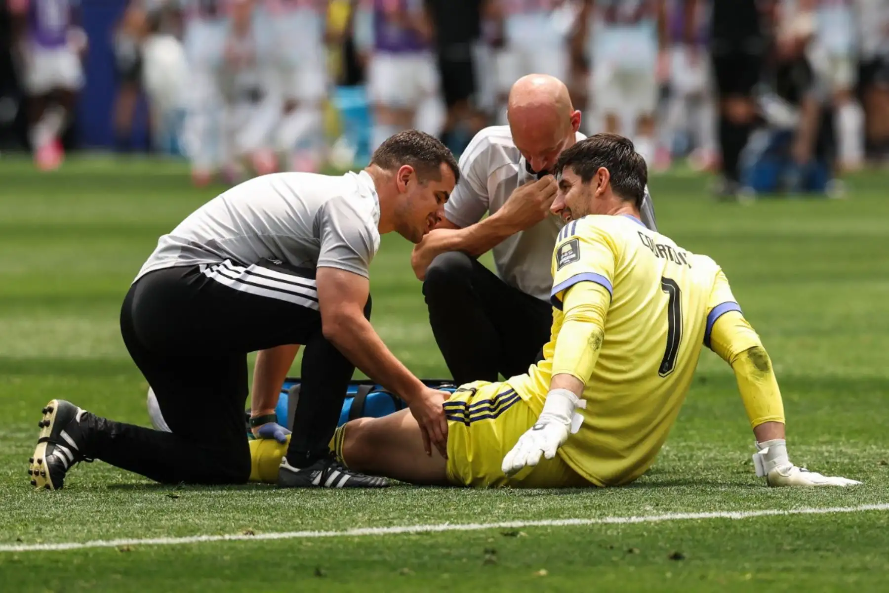 El portero belga Thibaut Courtois recibe atención médica durante el partido de cuartos de final del Mundial de Fútbol de 2026 entre España y Bélgica en el Estadio de Los Ángeles en Inglewood, el 10 de julio de 2026. (Foto de ETIENNE LAURENT / AFP)