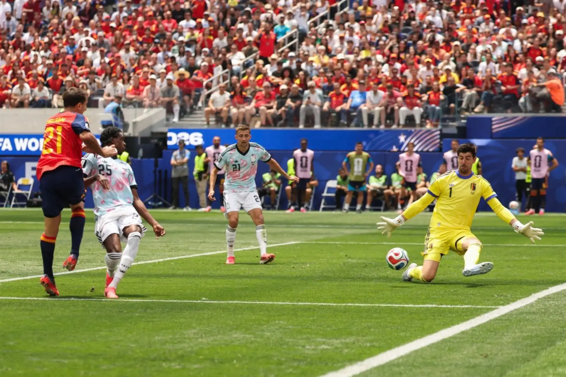 El portero belga Thibaut Courtois (número 1) realiza una parada durante el partido de cuartos de final del Mundial de Fútbol de 2026 entre España y Bélgica en el Estadio de Los Ángeles en Inglewood, el 10 de julio de 2026. (Foto de ETIENNE LAURENT / AFP)