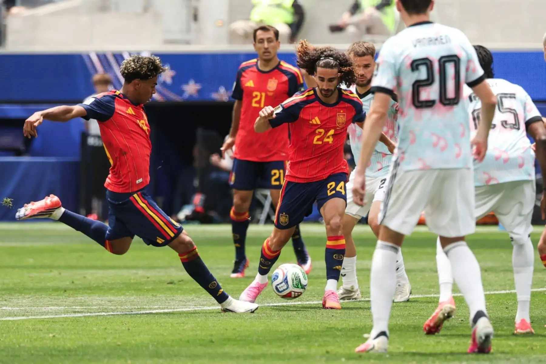 El delantero español Lamine Yamal (izq.), número 19 del ranking, patea el balón superando al defensa español Marc Cucurella, número 24, durante el partido de cuartos de final del Mundial de Fútbol de 2026 entre España y Bélgica en el Estadio de Los Ángeles en Inglewood, el 10 de julio de 2026. (Foto de ETIENNE LAURENT / AFP)