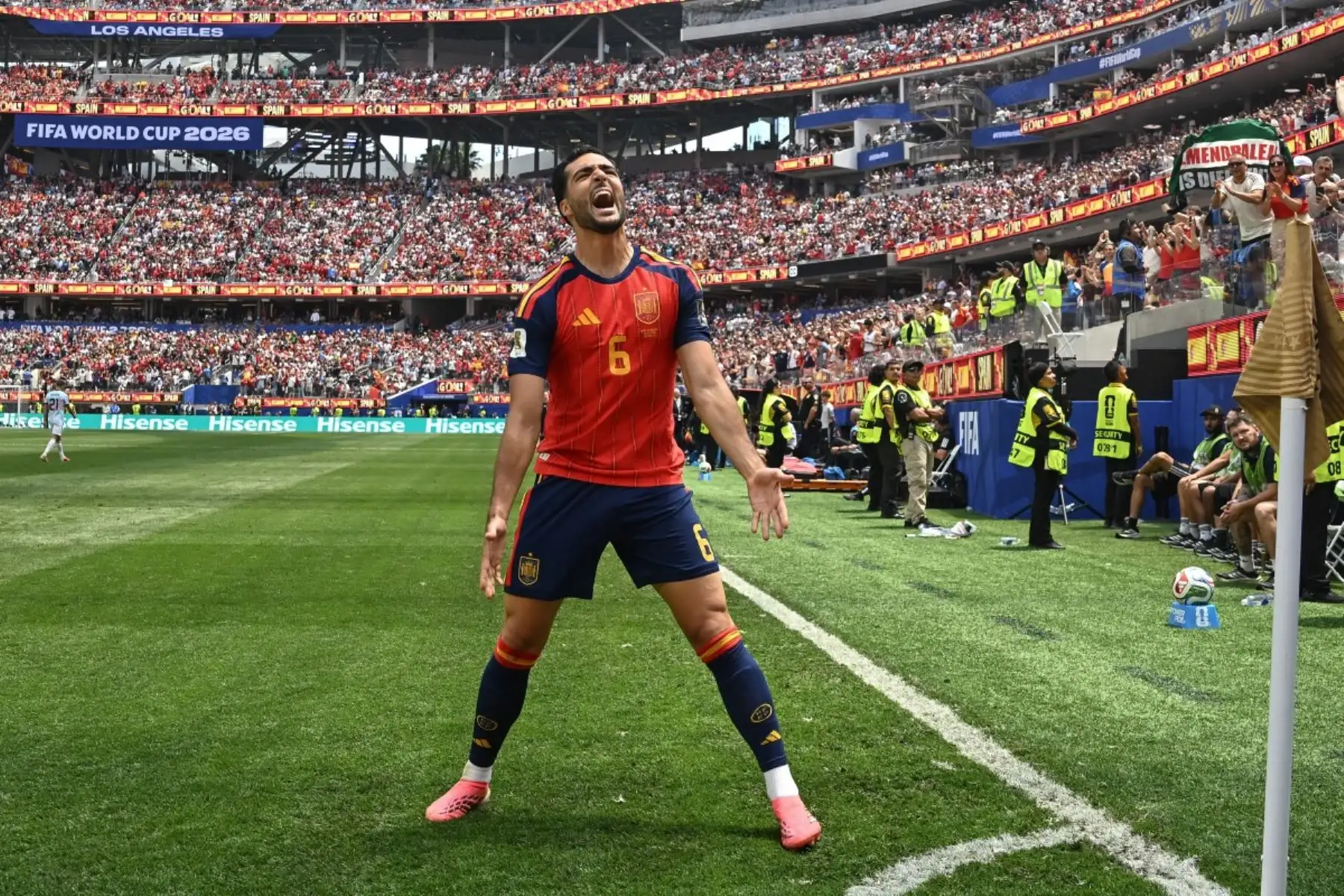 El centrocampista español Mikel Merino, celebra el segundo gol de su equipo durante el partido de cuartos de final del Mundial de Fútbol de 2026 entre España y Bélgica en el Estadio de Los Ángeles en Inglewood. Foto: AFP
