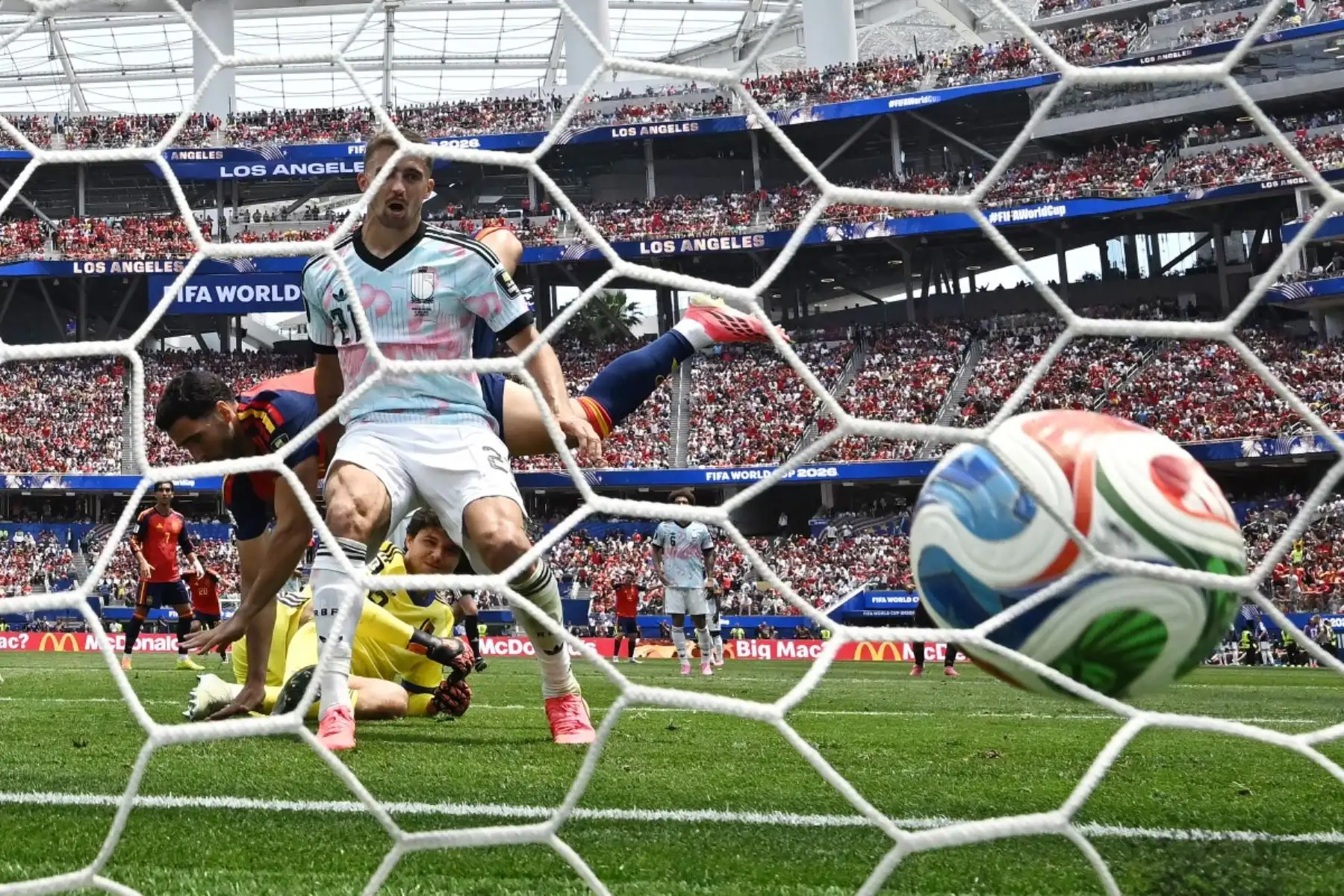 El centrocampista español Mikel Merino, celebra el segundo gol de su equipo durante el partido de cuartos de final del Mundial de Fútbol de 2026 entre España y Bélgica en el Estadio de Los Ángeles en Inglewood. Foto: AFP