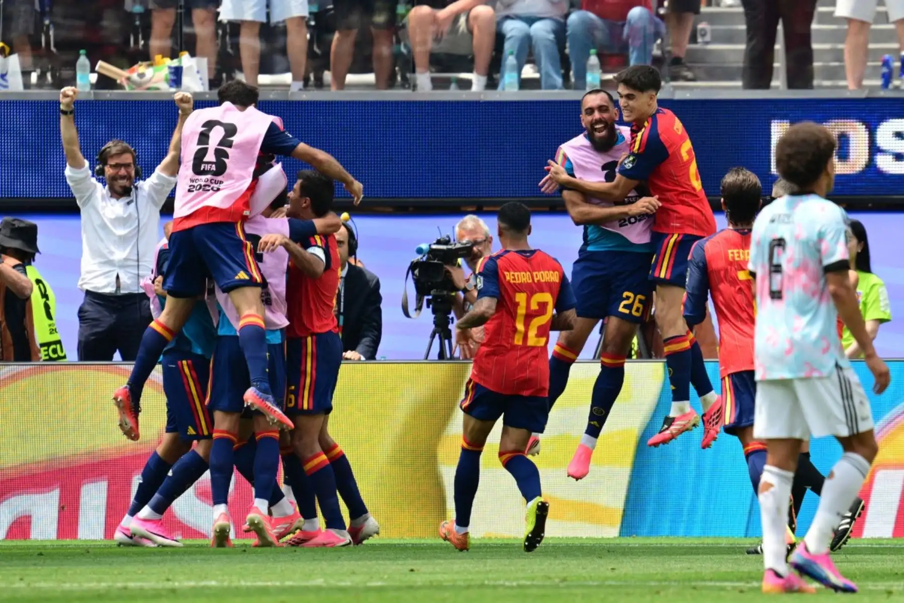 El centrocampista español Mikel Merino, celebra el segundo gol de su equipo durante el partido de cuartos de final del Mundial de Fútbol de 2026 entre España y Bélgica en el Estadio de Los Ángeles en Inglewood. Foto: AFP