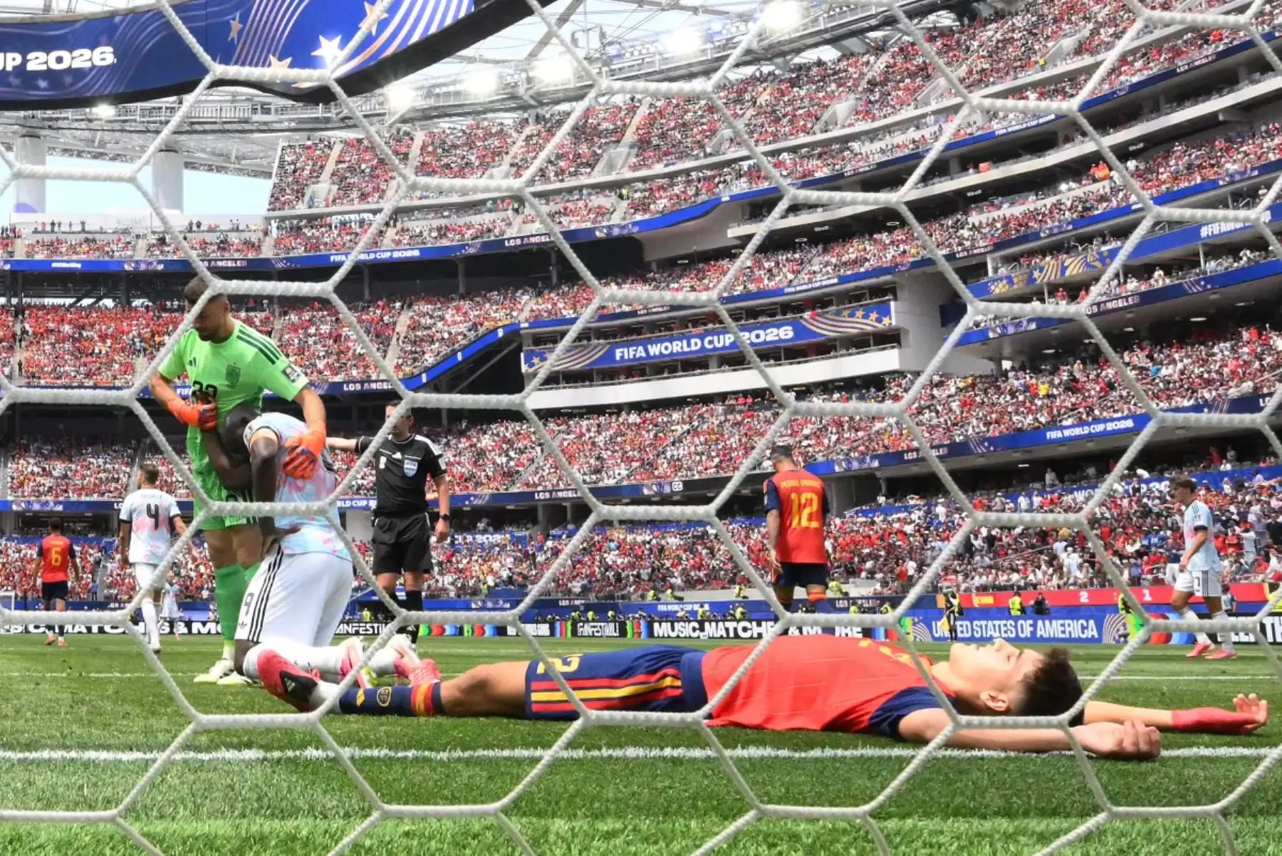El portero español Unai Simón, número 23, consuela al delantero belga Romelu Lukaku, número 9, mientras el defensa español Pau Cubarsi, número 22, reacciona durante el partido de cuartos de final del Mundial de Fútbol de 2026 entre España y Bélgica en el Estadio de Los Ángeles en Inglewood el 10 de julio de 2026. (Foto de Patrick T. Fallon / AFP)