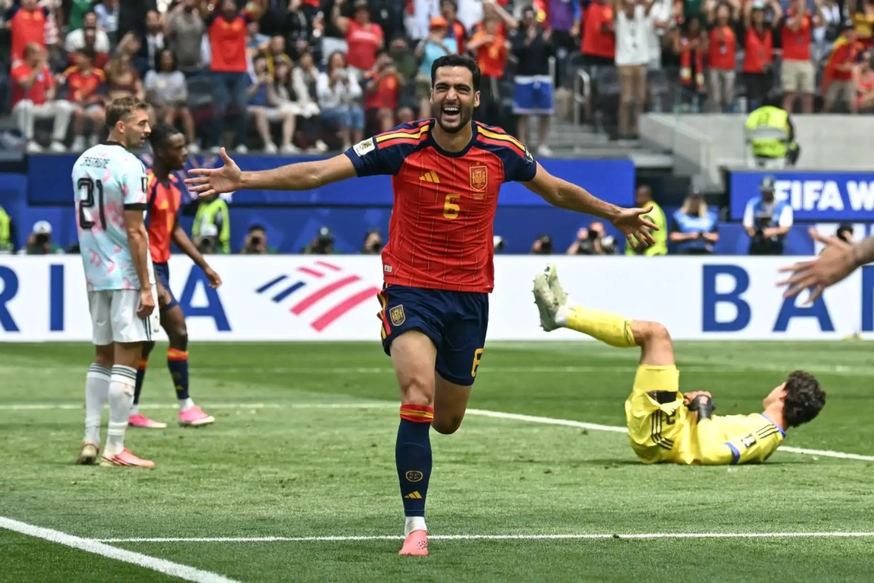 El centrocampista español Mikel Merino, número 06, celebra el segundo gol de su equipo durante el partido de cuartos de final del Mundial de Fútbol de 2026 entre España y Bélgica en el Estadio de Los Ángeles en Inglewood, el 10 de julio de 2026. (Foto de Paul ELLIS / AFP)