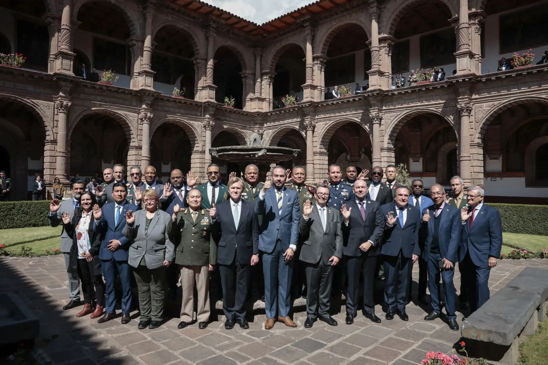 Como cierre de la XVII Conferencia de Ministros de Defensa de las Américas (CMDA), realizada en la ciudad del Cusco, ministros de Defensa y representantes de 33 países del continente suscribieron la “Declaración de Cusco”, documento que recoge los principales acuerdos, entendimientos y compromisos alcanzados durante las jornadas de diálogo estratégico desarrolladas en esta edición de la conferencia. Foto: Mindef