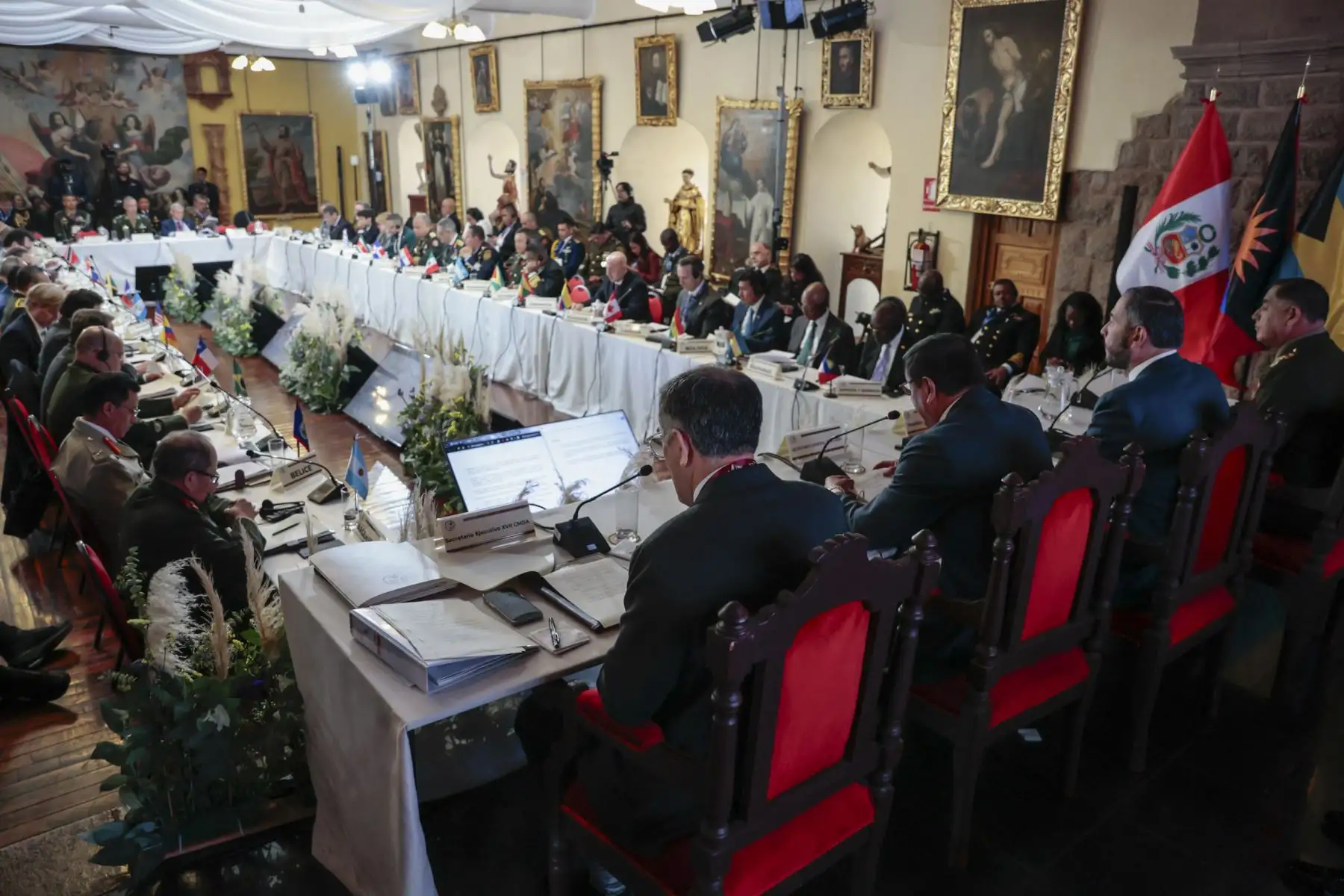 Como cierre de la XVII Conferencia de Ministros de Defensa de las Américas (CMDA), realizada en la ciudad del Cusco, ministros de Defensa y representantes de 33 países del continente suscribieron la “Declaración de Cusco”, documento que recoge los principales acuerdos, entendimientos y compromisos alcanzados durante las jornadas de diálogo estratégico desarrolladas en esta edición de la conferencia. Foto: Mindef