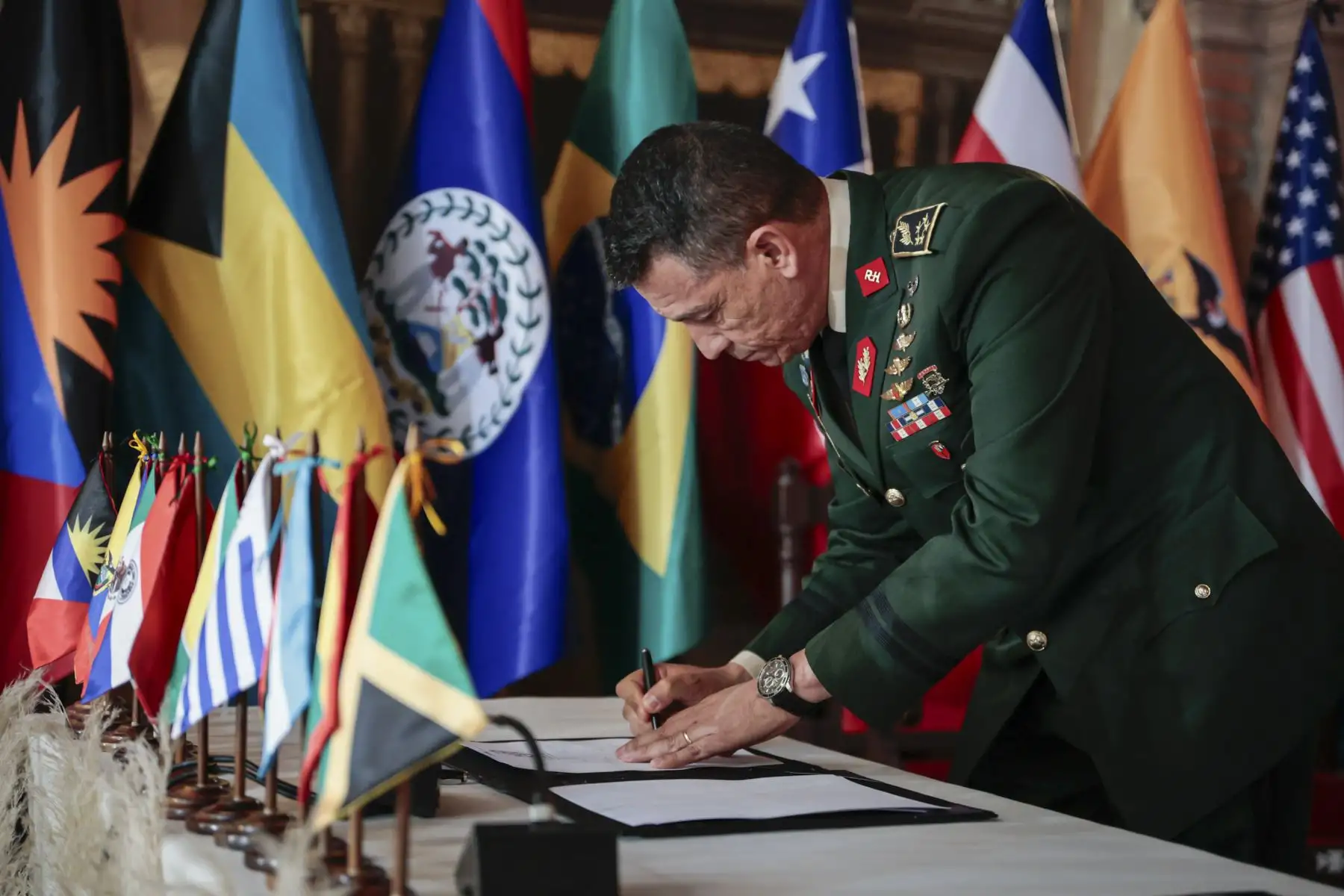 Como cierre de la XVII Conferencia de Ministros de Defensa de las Américas (CMDA), realizada en la ciudad del Cusco, ministros de Defensa y representantes de 33 países del continente suscribieron la “Declaración de Cusco”, documento que recoge los principales acuerdos, entendimientos y compromisos alcanzados durante las jornadas de diálogo estratégico desarrolladas en esta edición de la conferencia. Foto: Mindef