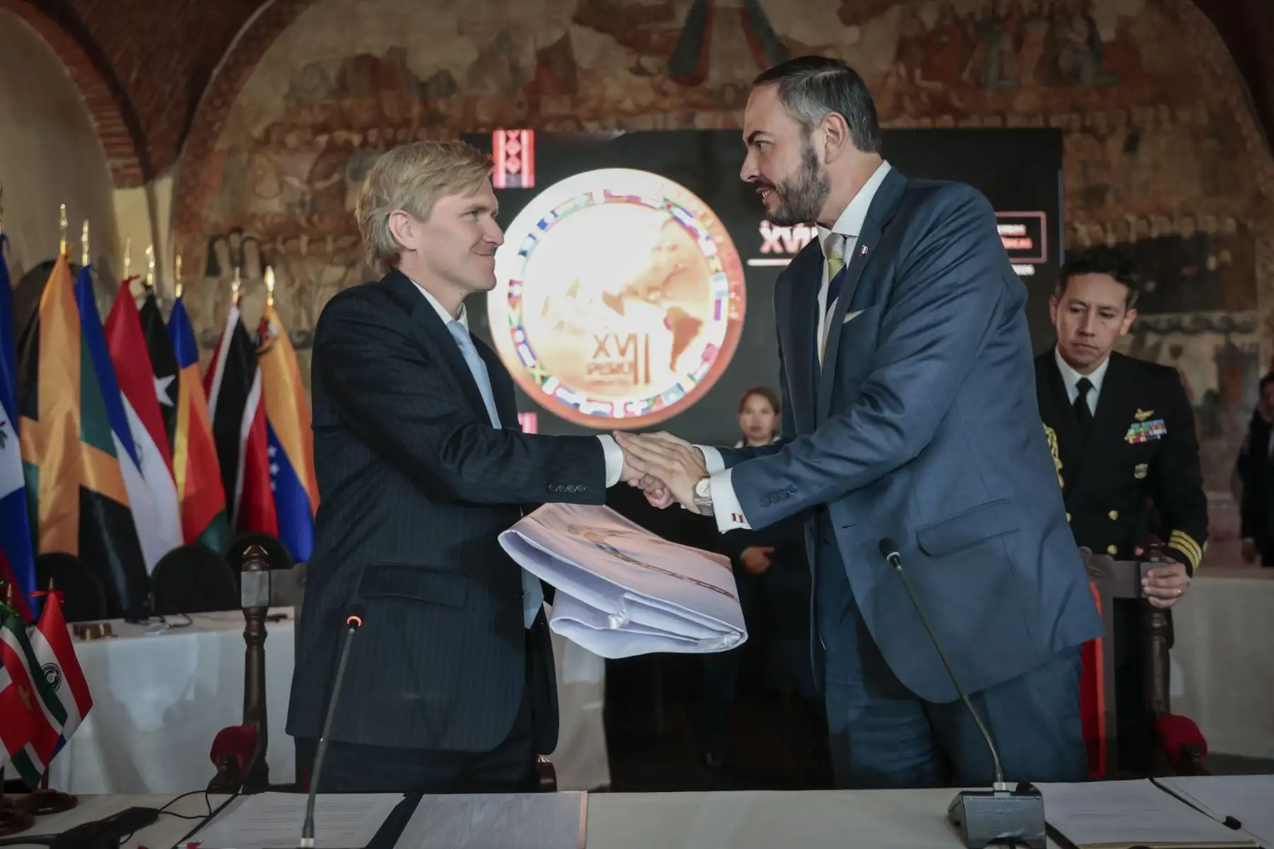 Como cierre de la XVII Conferencia de Ministros de Defensa de las Américas (CMDA), realizada en la ciudad del Cusco, ministros de Defensa y representantes de 33 países del continente suscribieron la “Declaración de Cusco”, documento que recoge los principales acuerdos, entendimientos y compromisos alcanzados durante las jornadas de diálogo estratégico desarrolladas en esta edición de la conferencia. Foto: Mindef