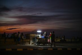 Un vendedor ambulante usa una lámpara portátil para vender mercancías durante un apagón general en La Habana, el 6 de julio de 2026. Foto: AFP