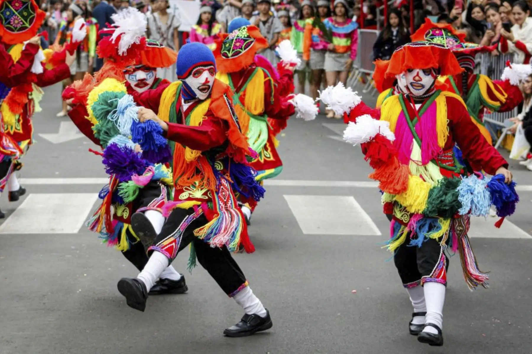 Surco inició celebraciones por Fiestas Patrias con desfile escolar y colorido pasacalle