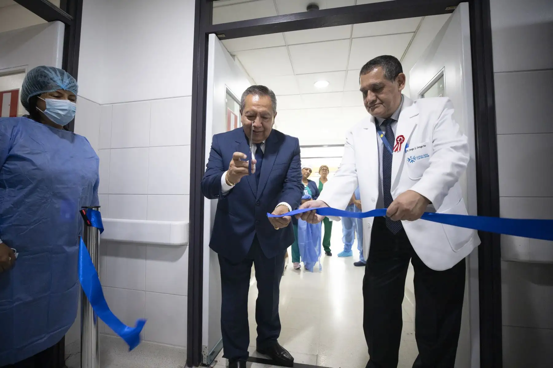 El presidente ejecutivo de EsSalud, Dr. Jaime Moreno, lideró la ceremonia de presentación y destacó que esta importante renovación tecnológica forma parte del proceso de modernización institucional para beneficio directo de los asegurados.
Foto: EsSalud