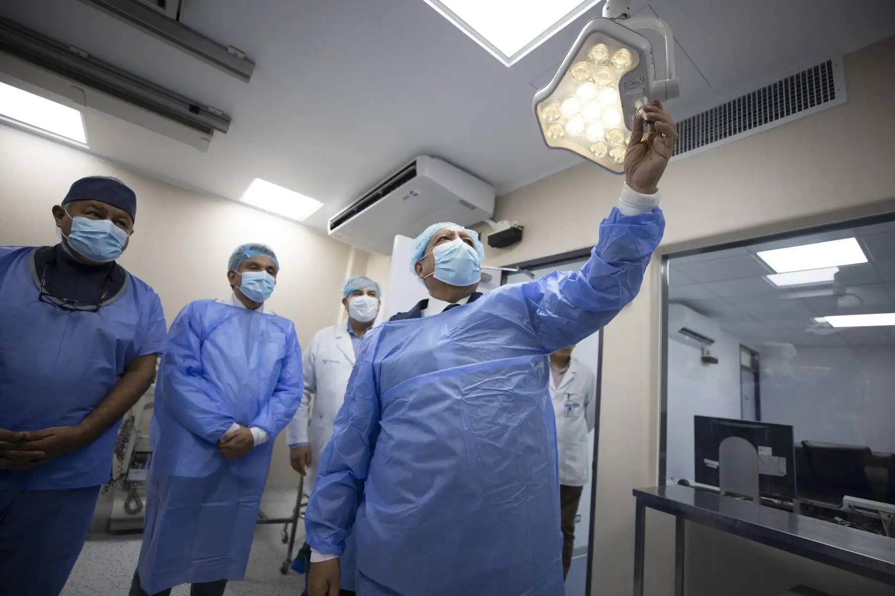 A su turno, el director del INCOR, Dr. Jorge Luis Ortega, resaltó que la llegada de estos equipos fortalece la capacidad resolutiva de la institución y reafirma el compromiso de EsSalud de brindar atención cardiovascular especializada, oportuna y de calidad a los asegurados de todo el país.
Foto: EsSalud