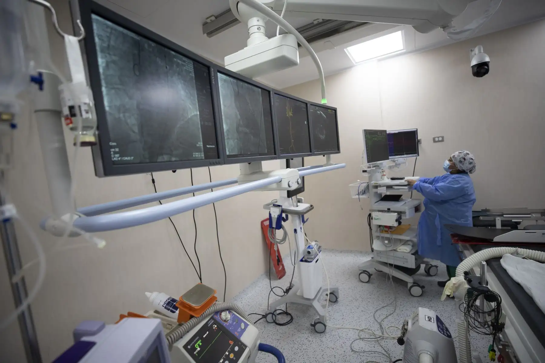 El cineangiógrafo destaca por proporcionar imágenes de alta definición que permiten planificar con precisión cirugías abiertas e intervenciones transcatéter, que ofrecen una rápida recuperabilidad de los pacientes y reducen en muchos casos la necesidad de cirugías complejas.
Foto: EsSalud