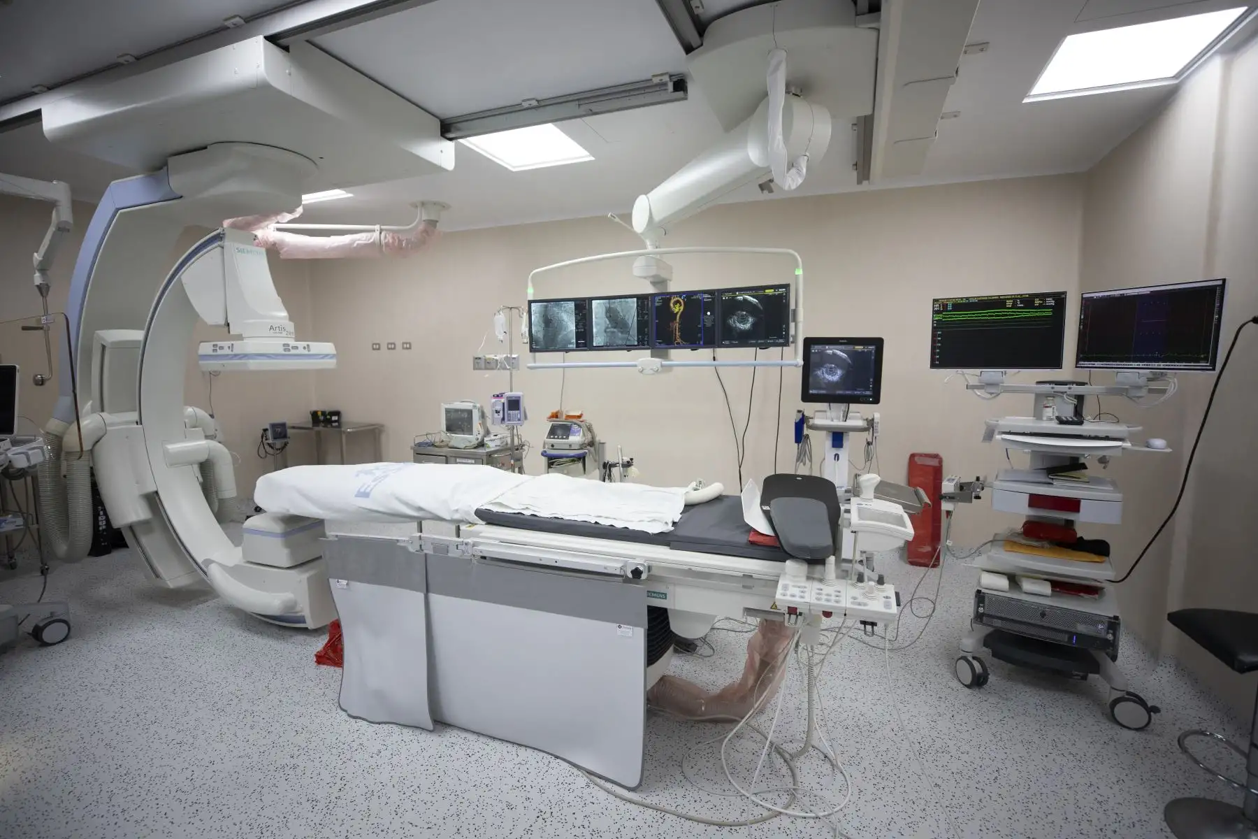 El Seguro Social de Salud (EsSalud) puso en funcionamiento un cineangiógrafo tridimensional (3D) de última generación y dos ecocardiógrafos portátiles de alta resolución en el Instituto Nacional Cardiovascular (INCOR)

Foto: EsSalud